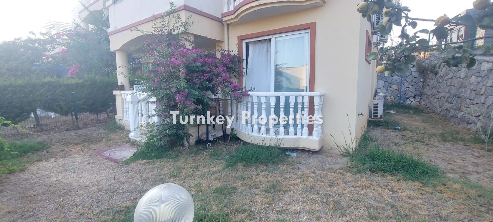 Güvercinlik'te Satılık Bahçe Katı Daire – Denize Yakın, Özel Bahçeli, Havuzlu ve 7/24 Güvenlikli Site İçerisinde 