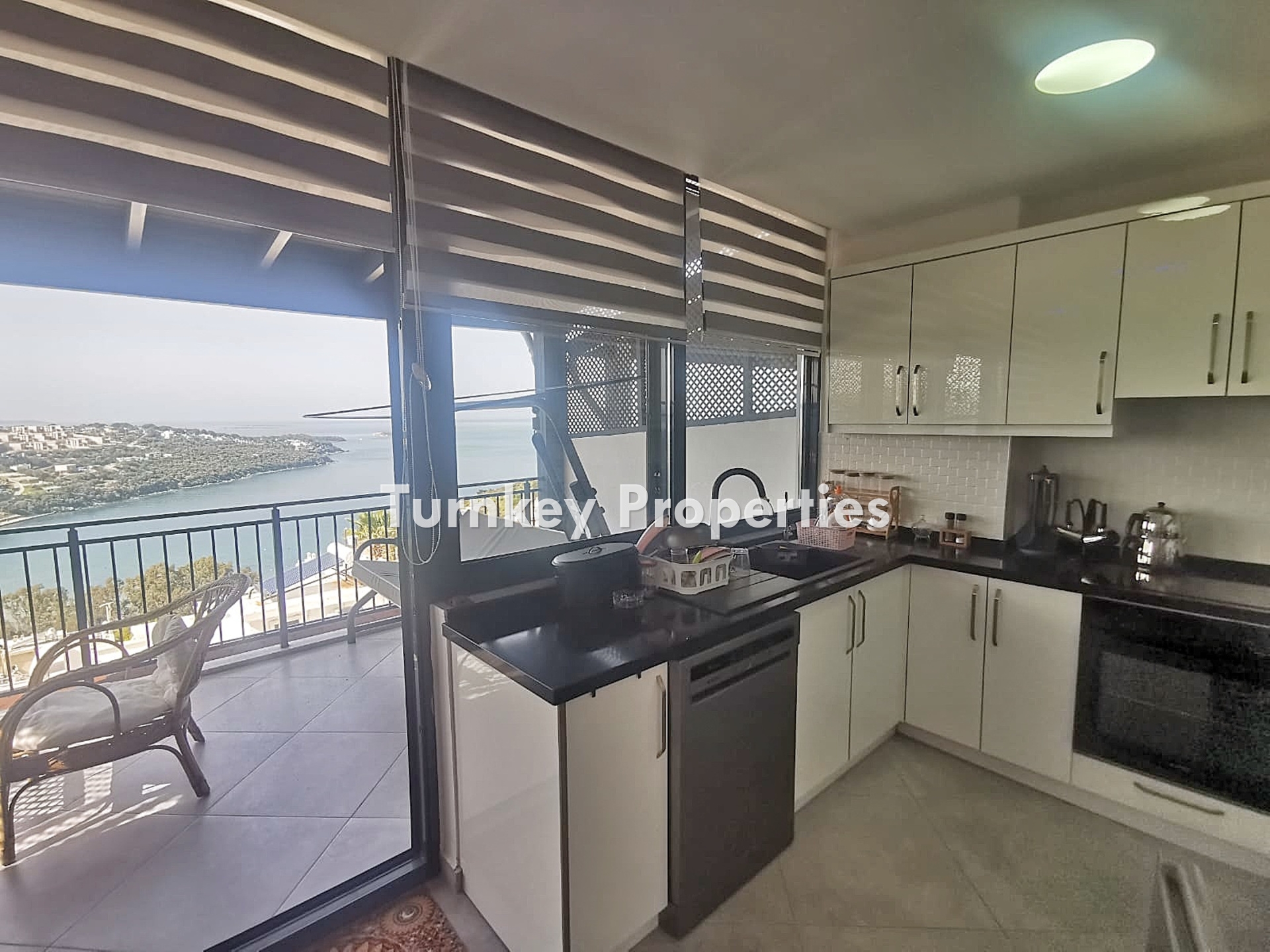 Güvercinlik'te Özel Plajlı, Sosyal Tesisli, Deniz Manzaralı Satılık 3+1 Villa