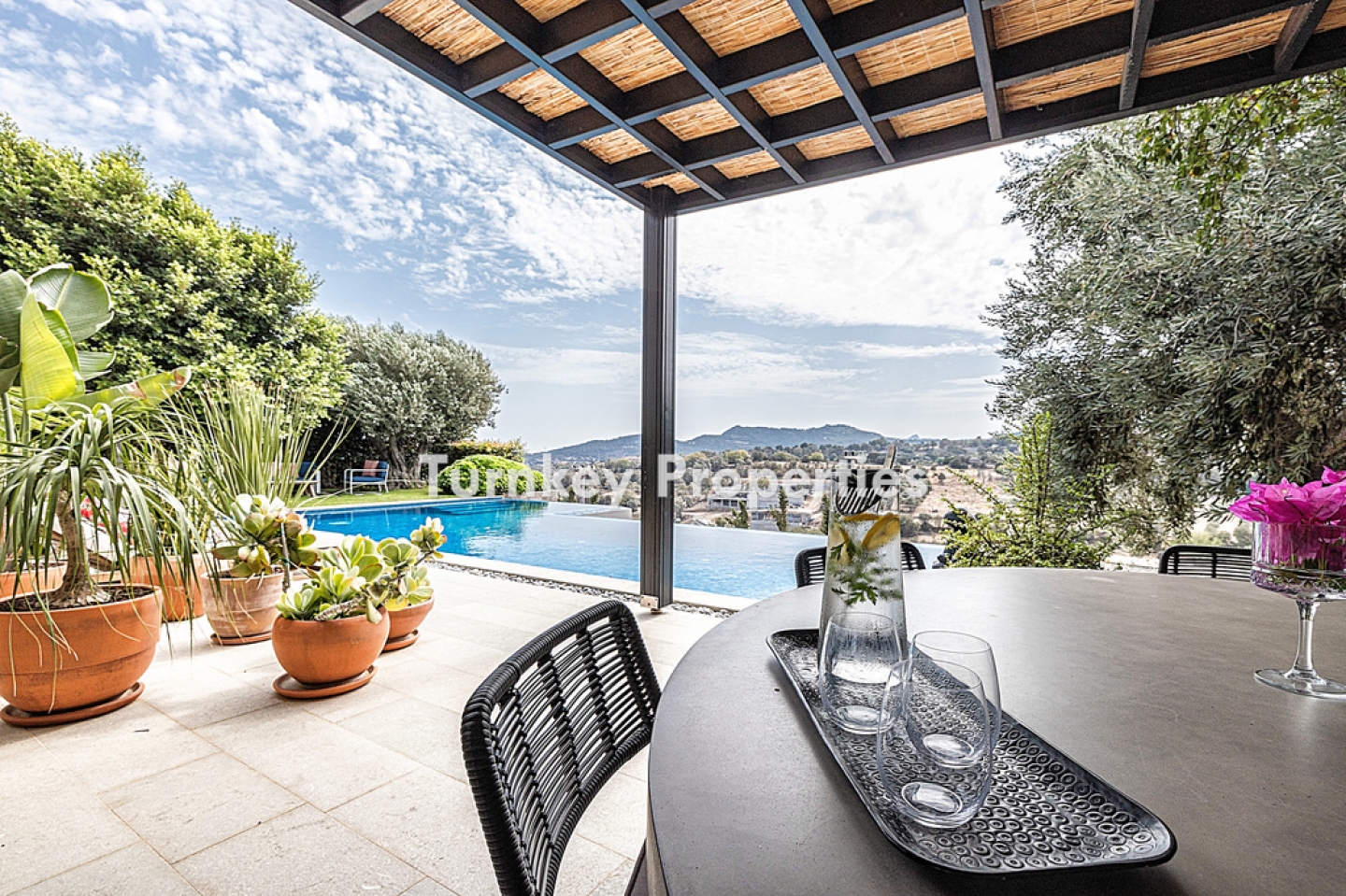 Dibeklihan Satılık Villa Tek Katlı Özel Bahçeli Infinity Havuzlu