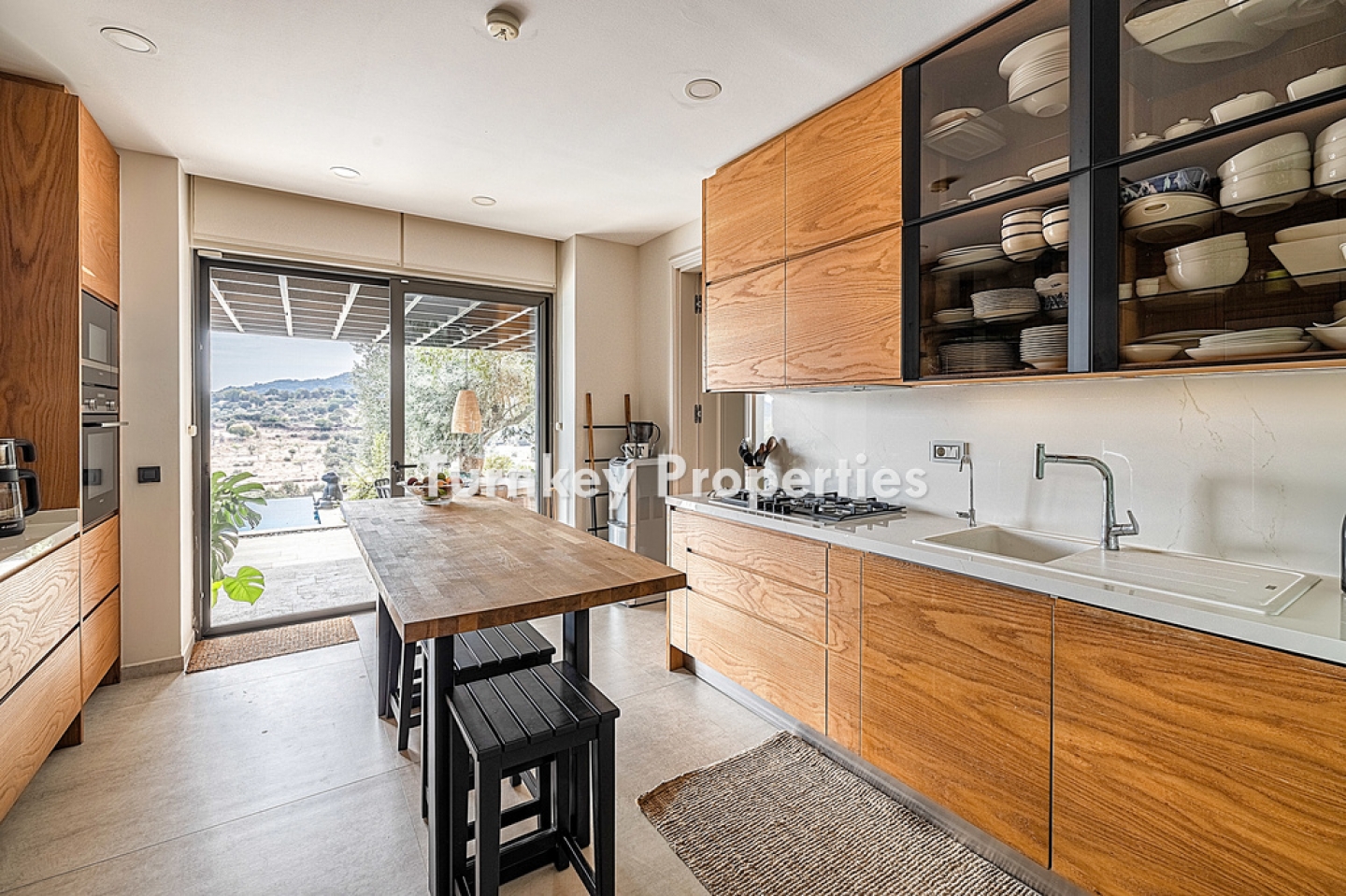 Dibeklihan Satılık Villa Tek Katlı Özel Bahçeli Infinity Havuzlu