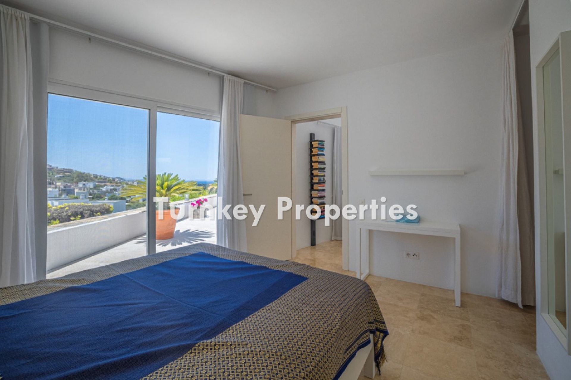 Gümüşlük’te Satılık 3 Yatak Odalı Villa Özel Tasarım Geniş Teraslı