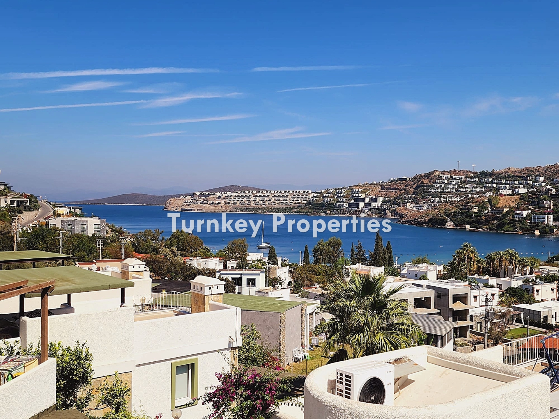 Gündoğan Küçükbük'te Deniz Manzaralı, Bahçeli Satılık Villa