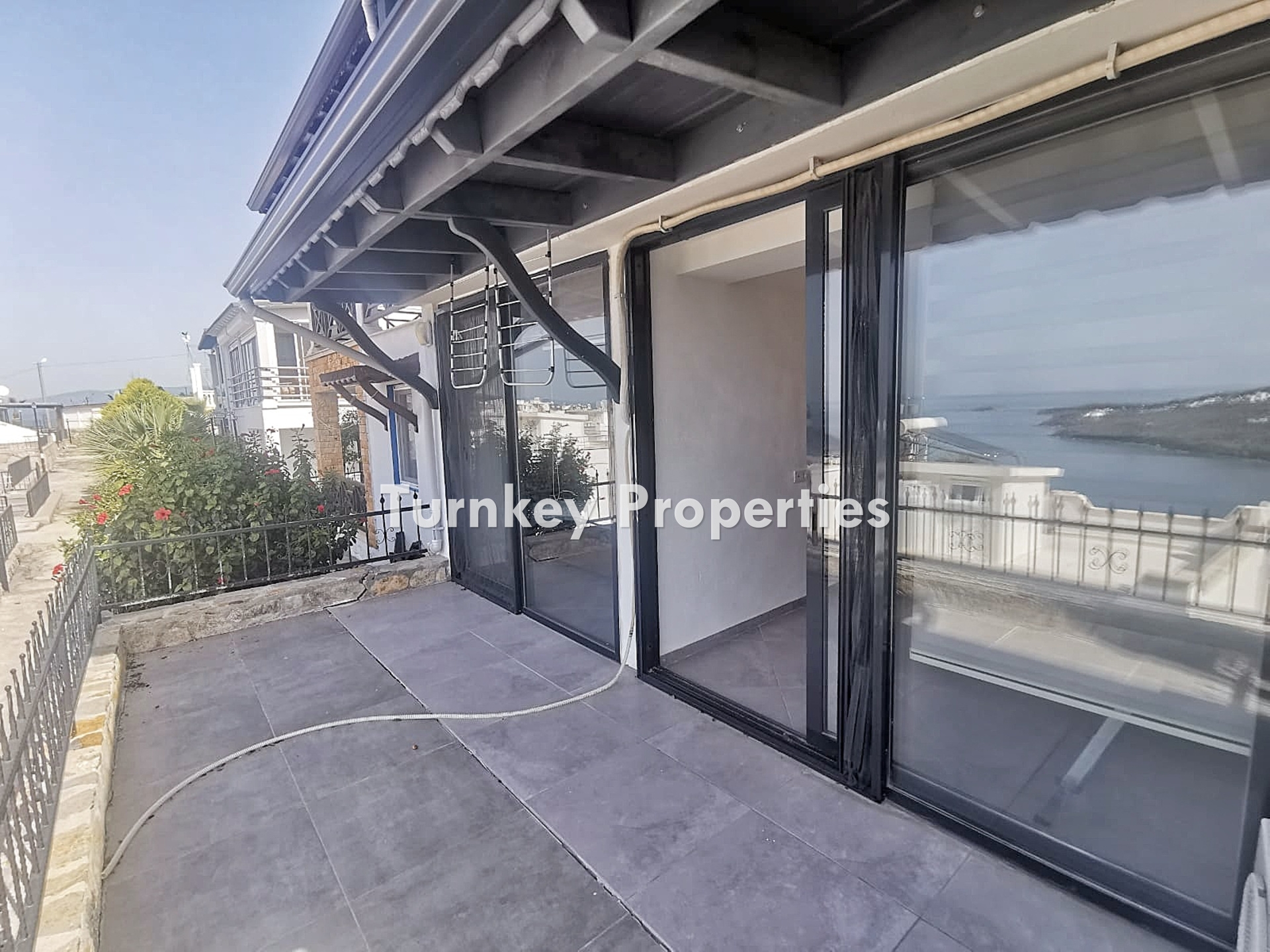 Güvercinlik'te Özel Plajlı, Sosyal Tesisli, Deniz Manzaralı Satılık 3+1 Villa