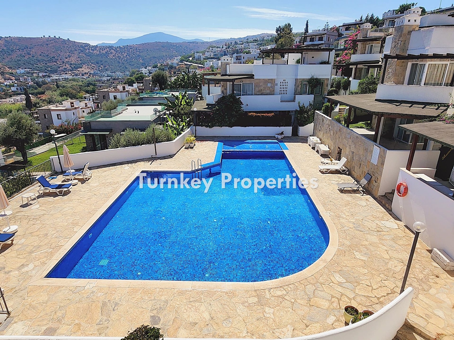 Gündoğan Küçükbük'te Deniz Manzaralı, Bahçeli Satılık Villa