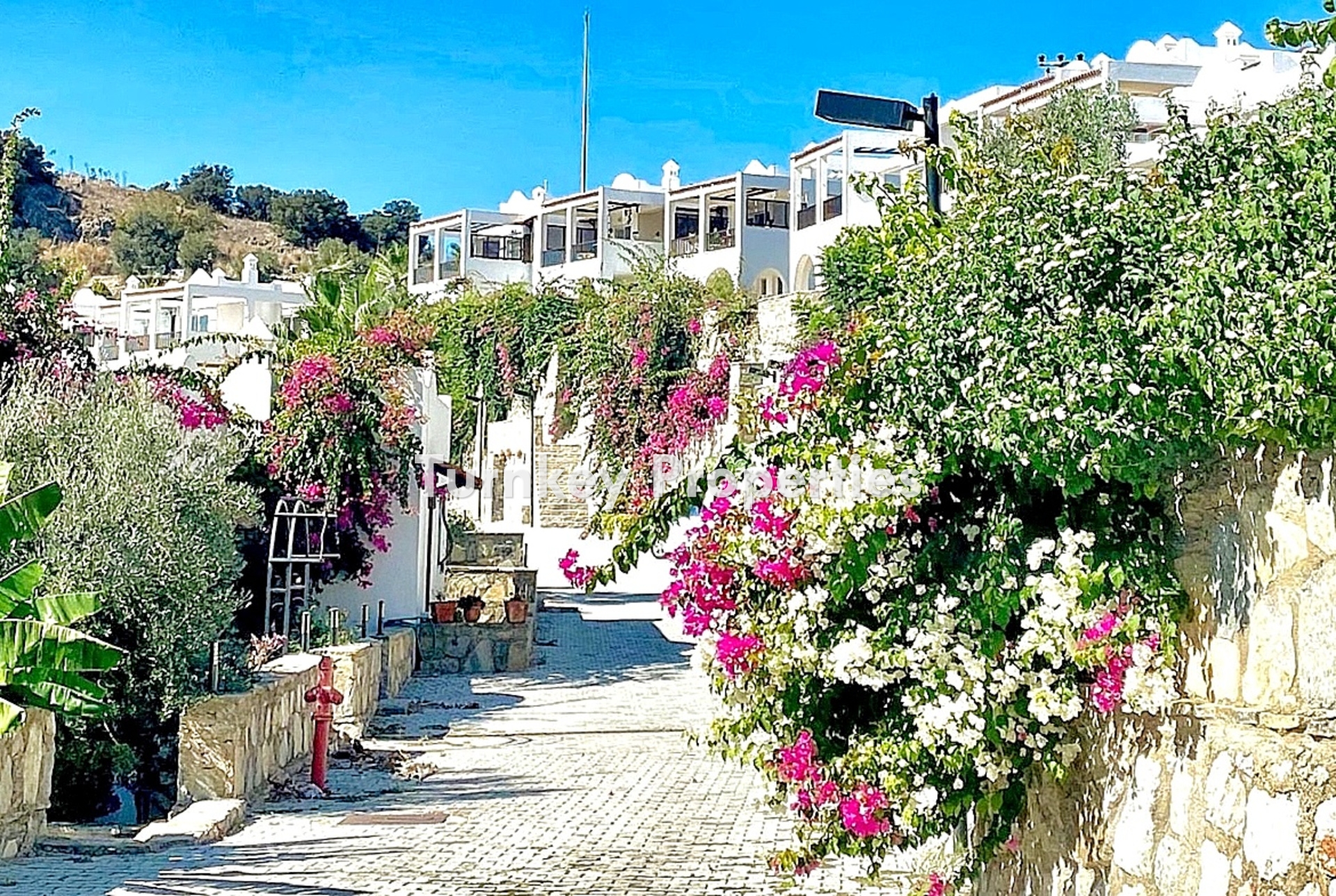 Yalıkavak'ta Satılık Lüks Villa, Eşsiz Şıklık ve Panoramik Körfez Manzarası