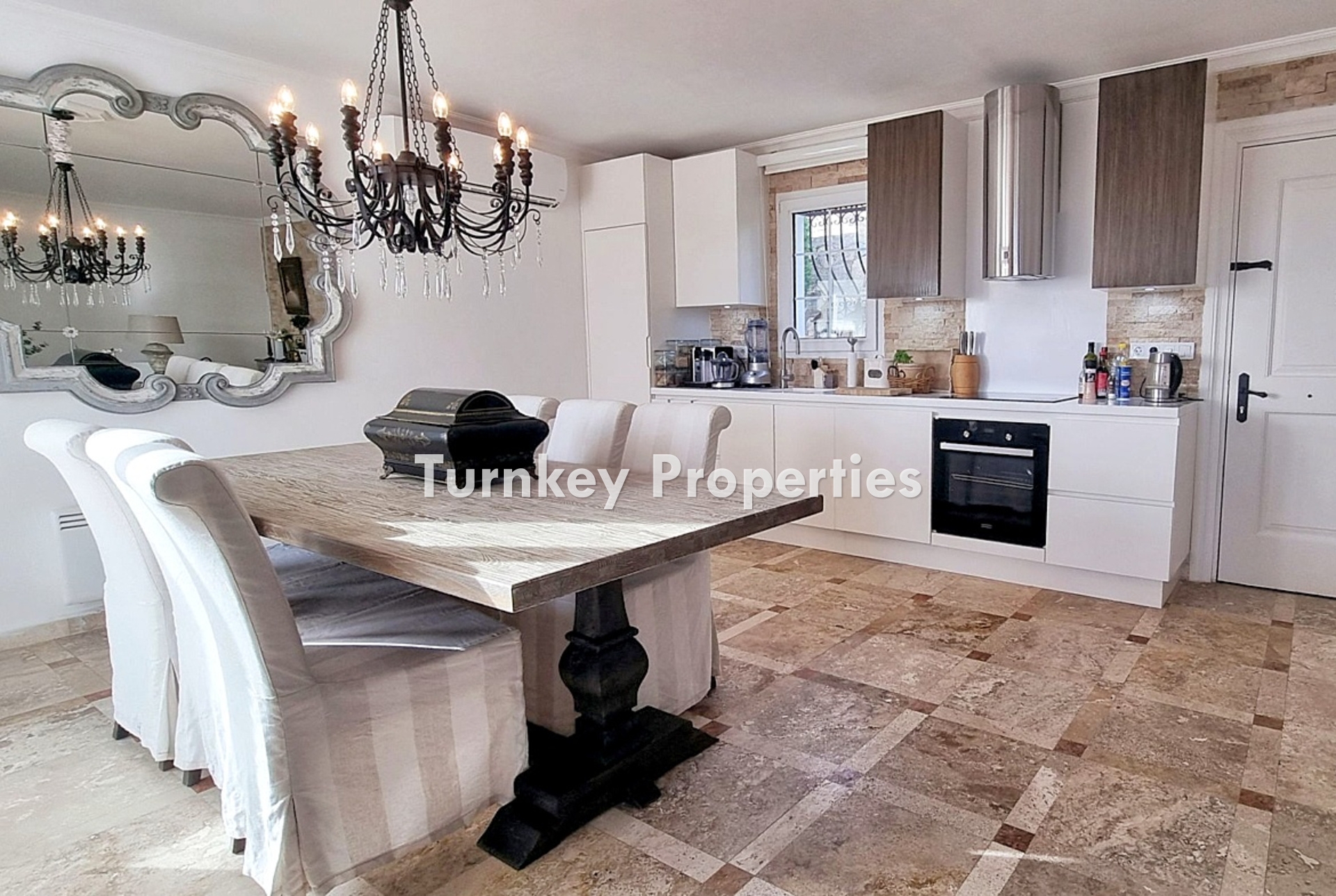 Yalıkavak'ta Satılık Lüks Villa, Eşsiz Şıklık ve Panoramik Körfez Manzarası