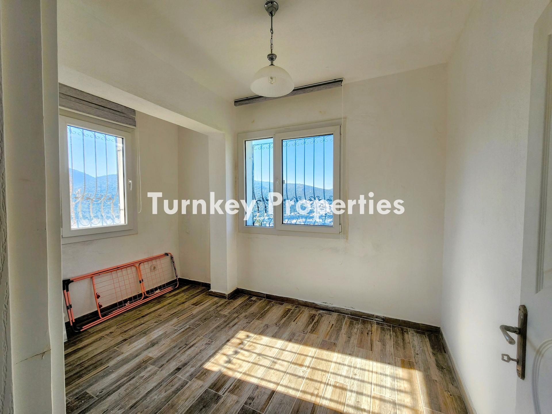 Torba Satılık Deniz Manzaralı Bahçeli Villa Özel Konumda Yaşam