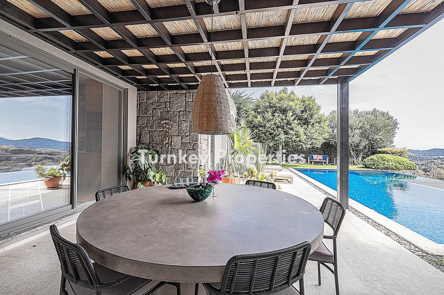 Dibeklihan Satılık Villa Tek Katlı Özel Bahçeli Infinity Havuzlu