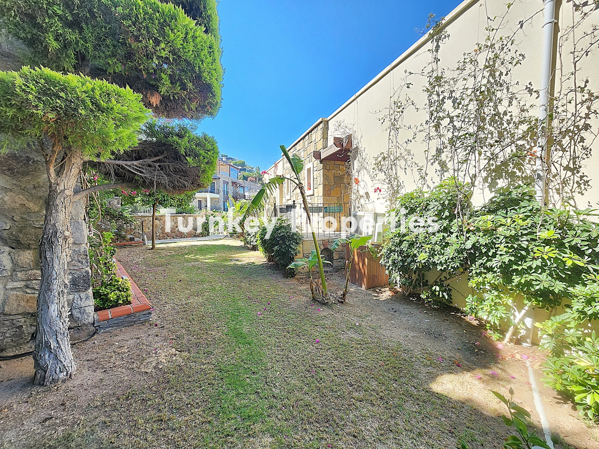 Bodrum Denize Sıfır Satılık Yazlık | Özel İskelesi, Denize Sıfır Plaj Alanı, Restoranı ve Sosyal İmkanlarıyla Eksiksiz bir Yaşam