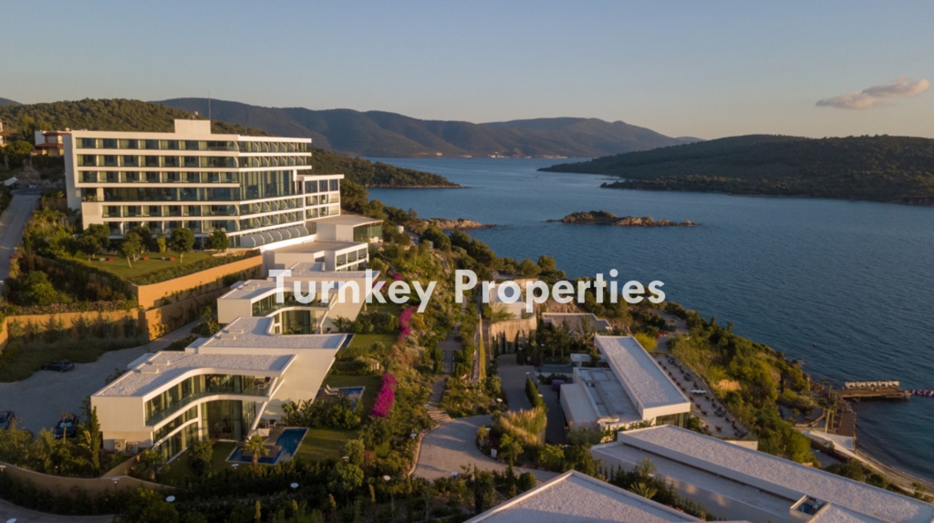 Satılık Lüks Villa Denize Sıfır, Ödüllü Tasarım, 4+1 Bahçe Dubleks - Ege Manzaralı