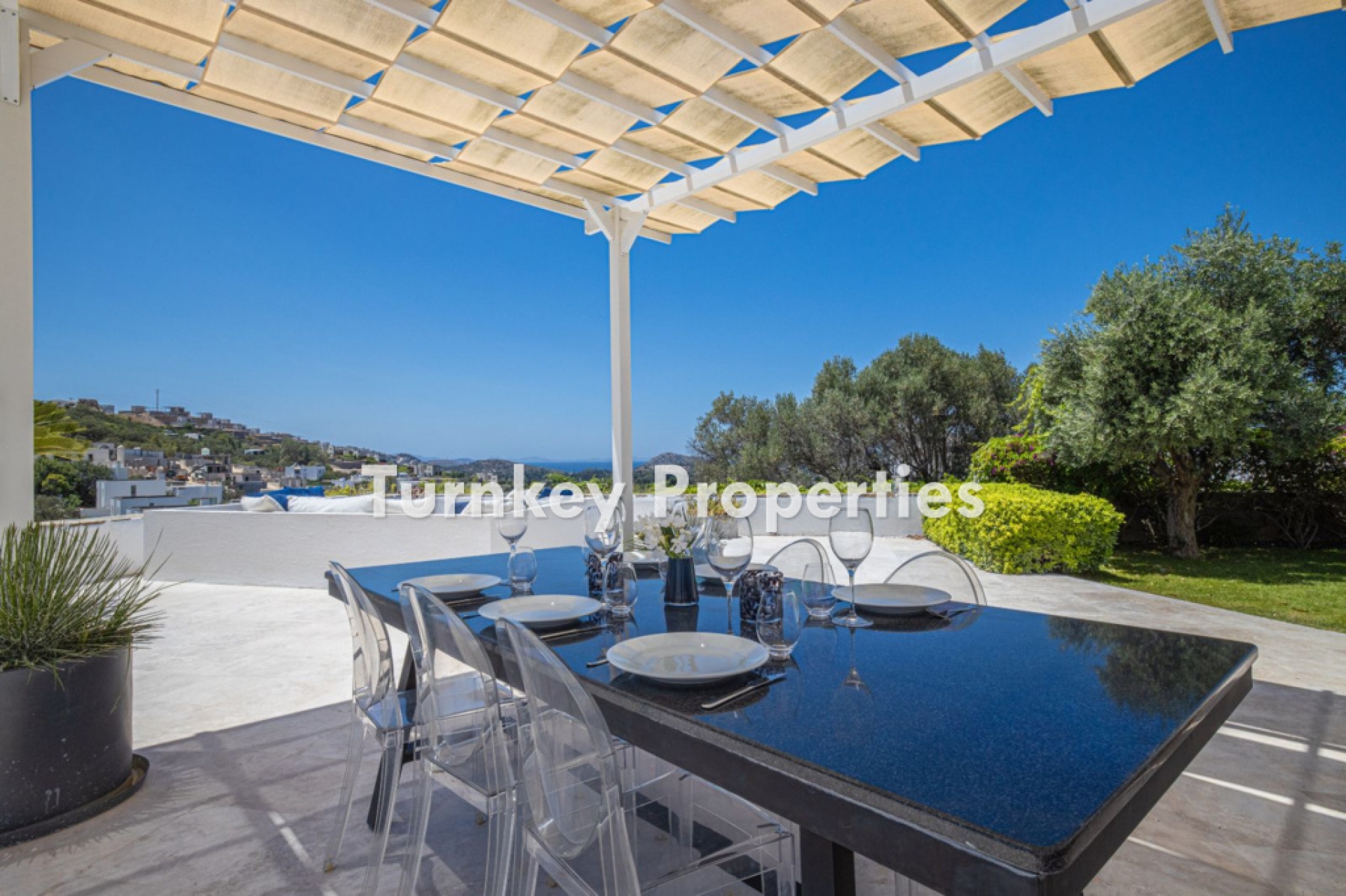 Gümüşlük’te Satılık 3 Yatak Odalı Villa Özel Tasarım Geniş Teraslı