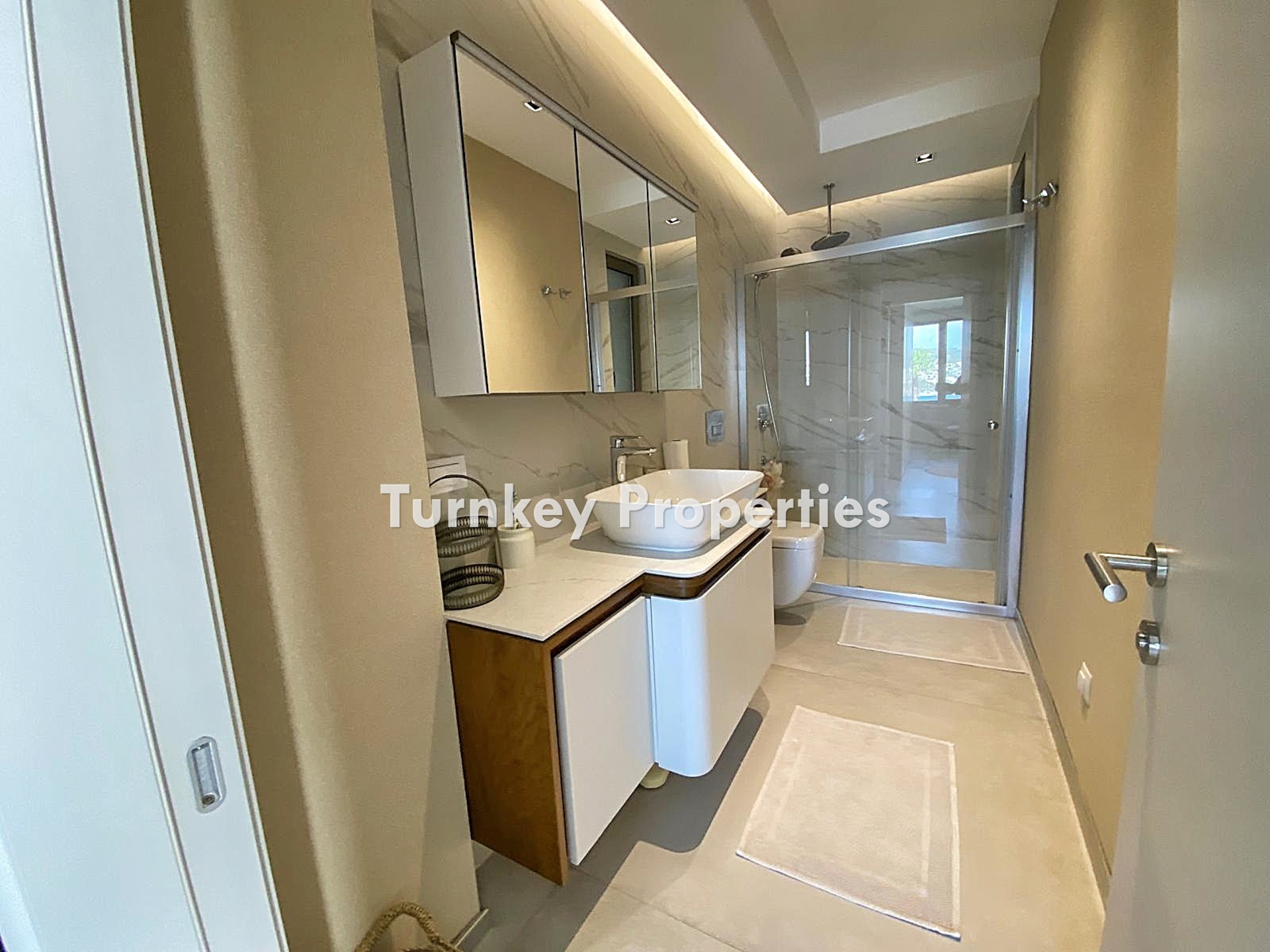 Gündoğan'da Satılık Denize Sıfır Ultra-Lüks, Full Eşyalı 5+1 Daire