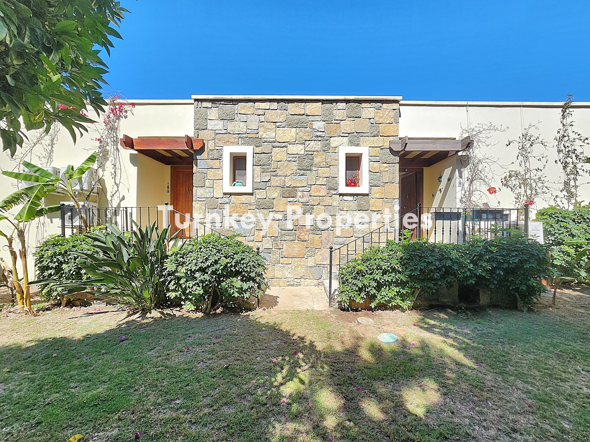 Bodrum Denize Sıfır Satılık Yazlık | Özel İskelesi, Denize Sıfır Plaj Alanı, Restoranı ve Sosyal İmkanlarıyla Eksiksiz bir Yaşam