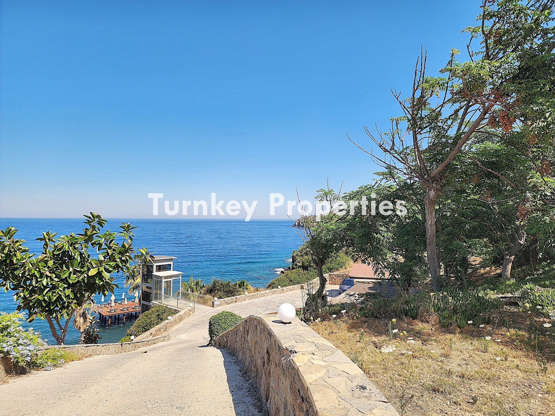 Bodrum Denize Sıfır Satılık Yazlık | Özel İskelesi, Denize Sıfır Plaj Alanı, Restoranı ve Sosyal İmkanlarıyla Eksiksiz bir Yaşam