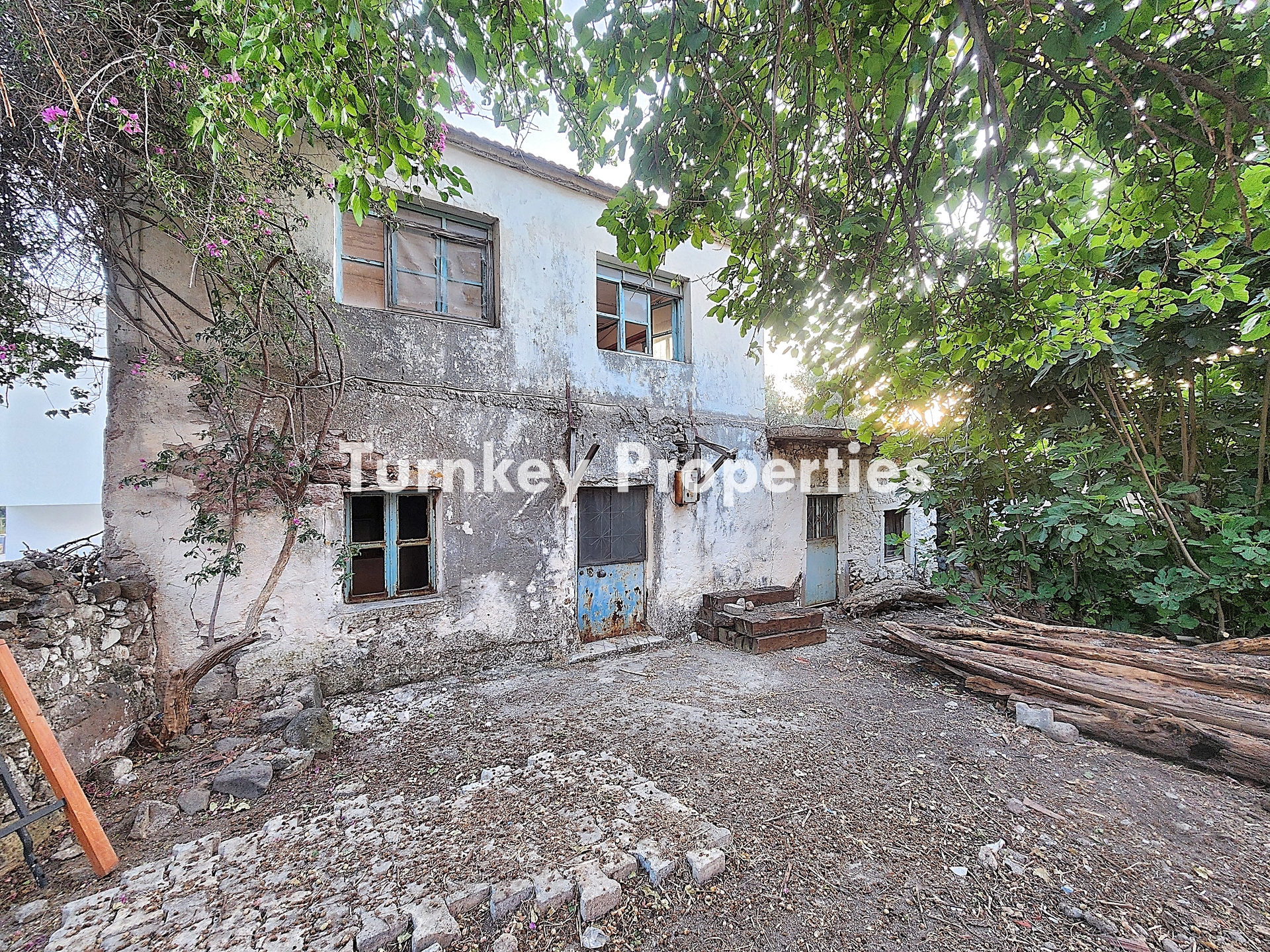 Gündoğan Köyiçi Satılık Taş Ev İki Bağımsız Yapılı Bahçeli Köy Ev