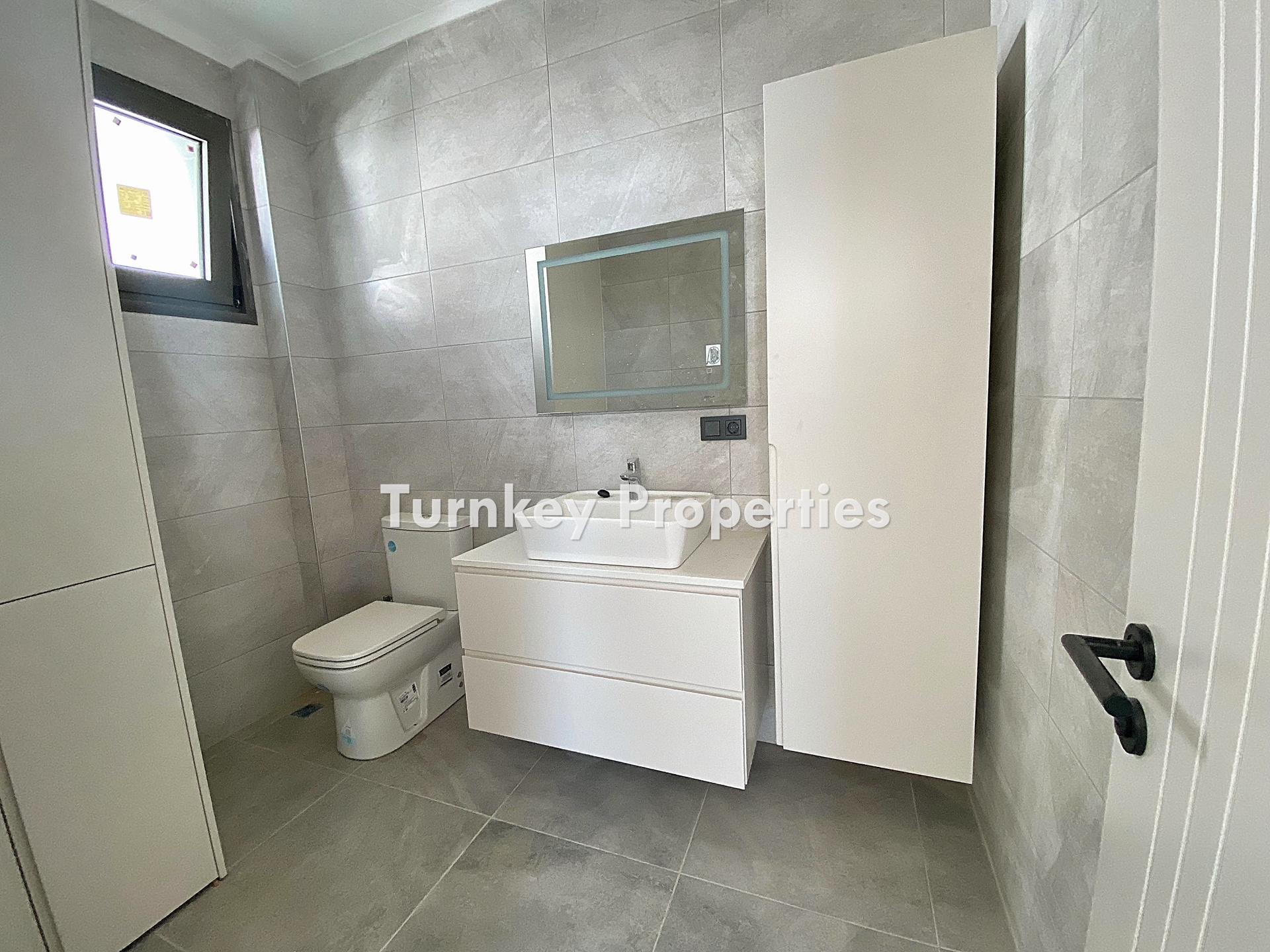 Yalıkavak'ta Satılık Villa | Deniz Manzaralı, Geniş Bahçeli, Özel Havuzlu, Özel Otoparklı, Yerden Isıtmalı 