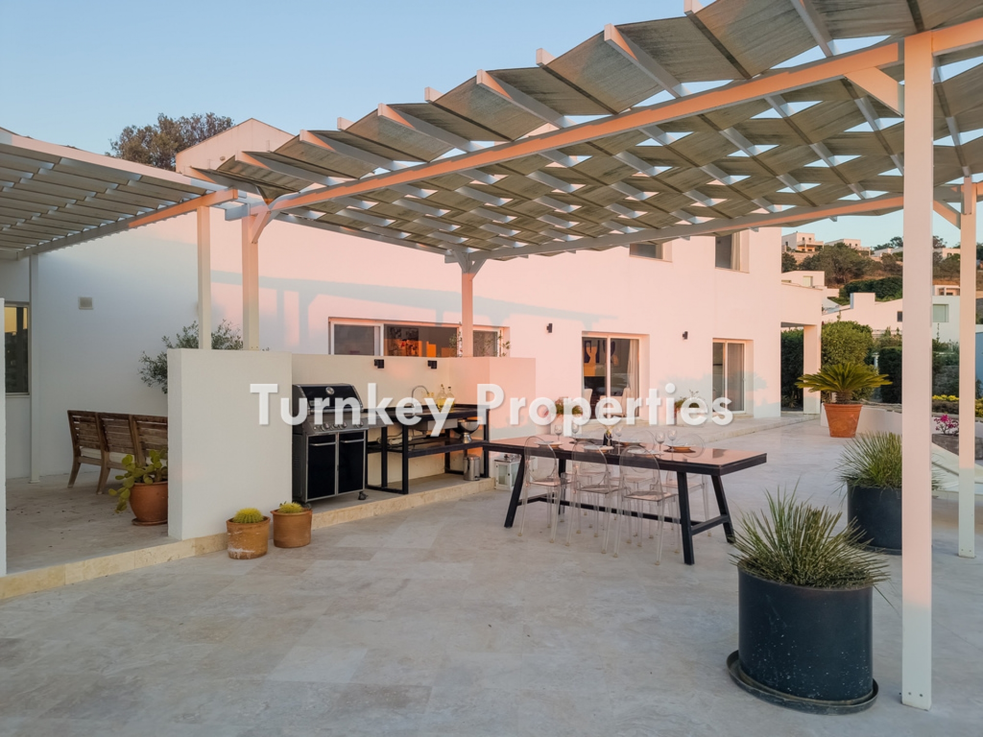 Gümüşlük’te Satılık 3 Yatak Odalı Villa Özel Tasarım Geniş Teraslı