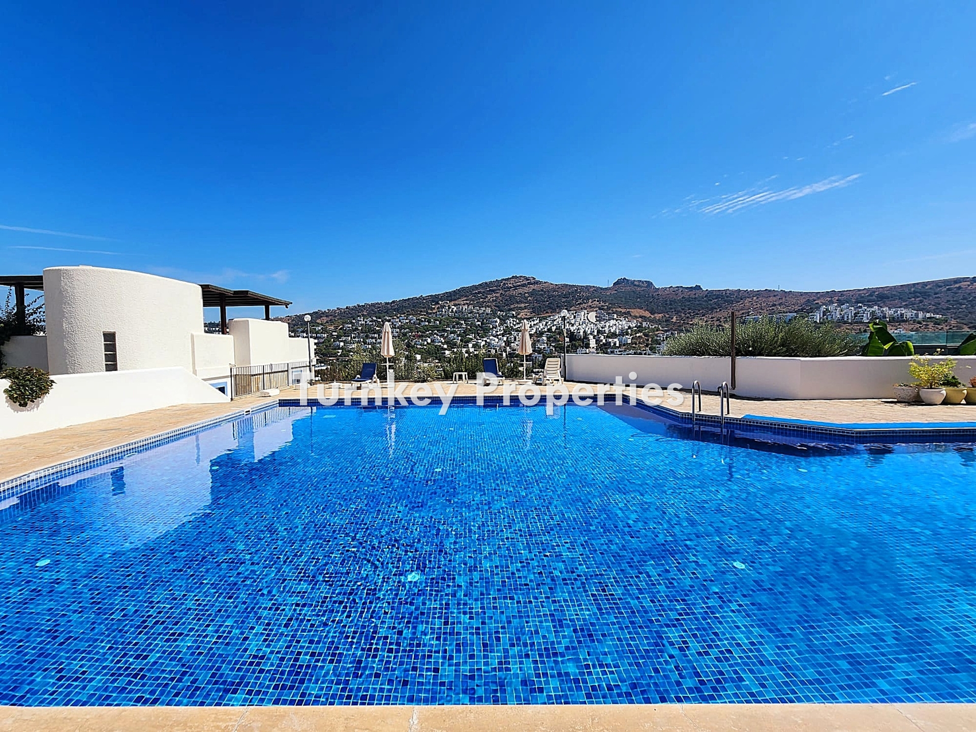 Gündoğan Küçükbük'te Deniz Manzaralı, Bahçeli Satılık Villa