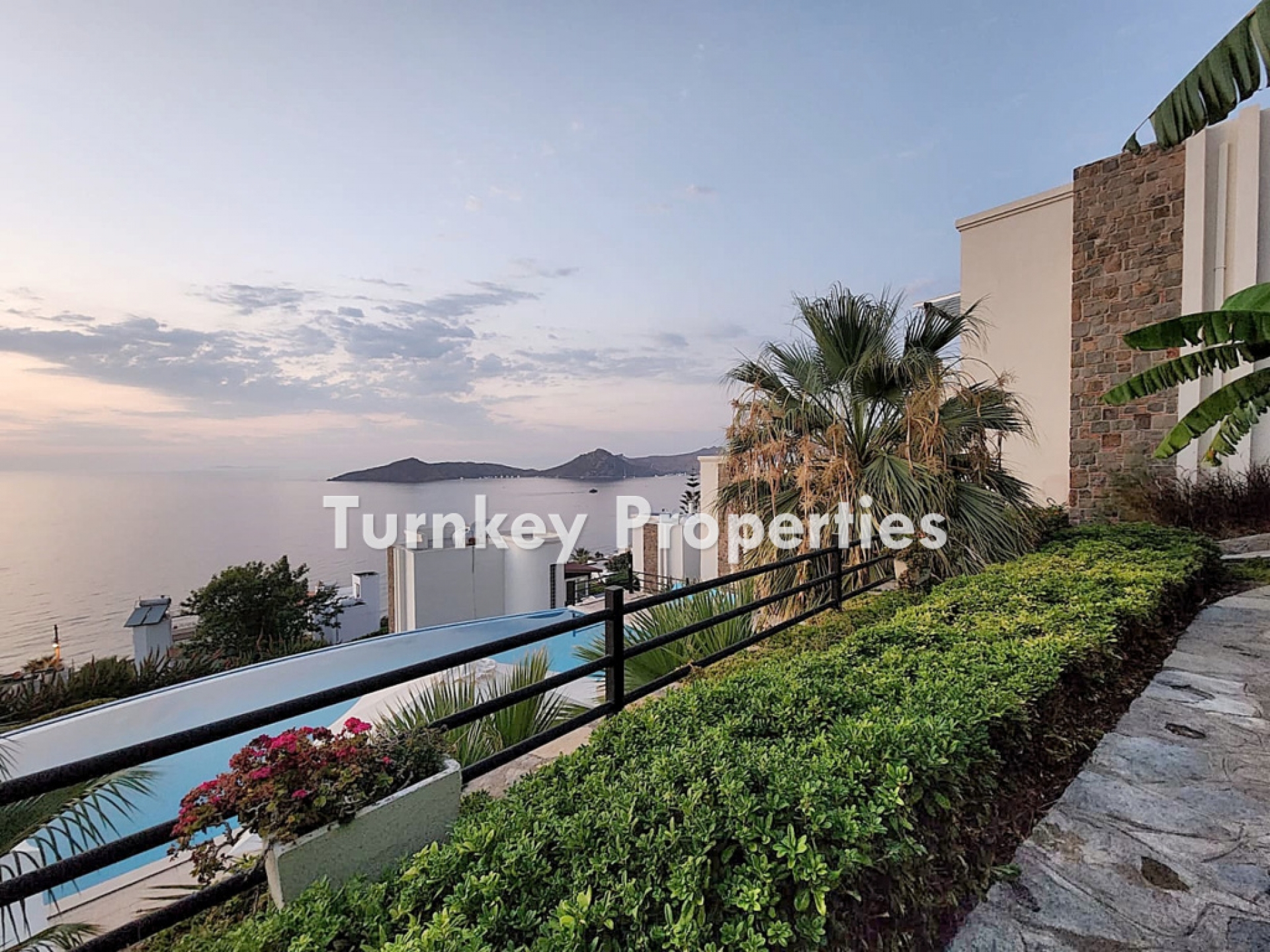 Yalıkavak Satılık Deniz Manzaralı Özel Havuzlu Villa Site içinde