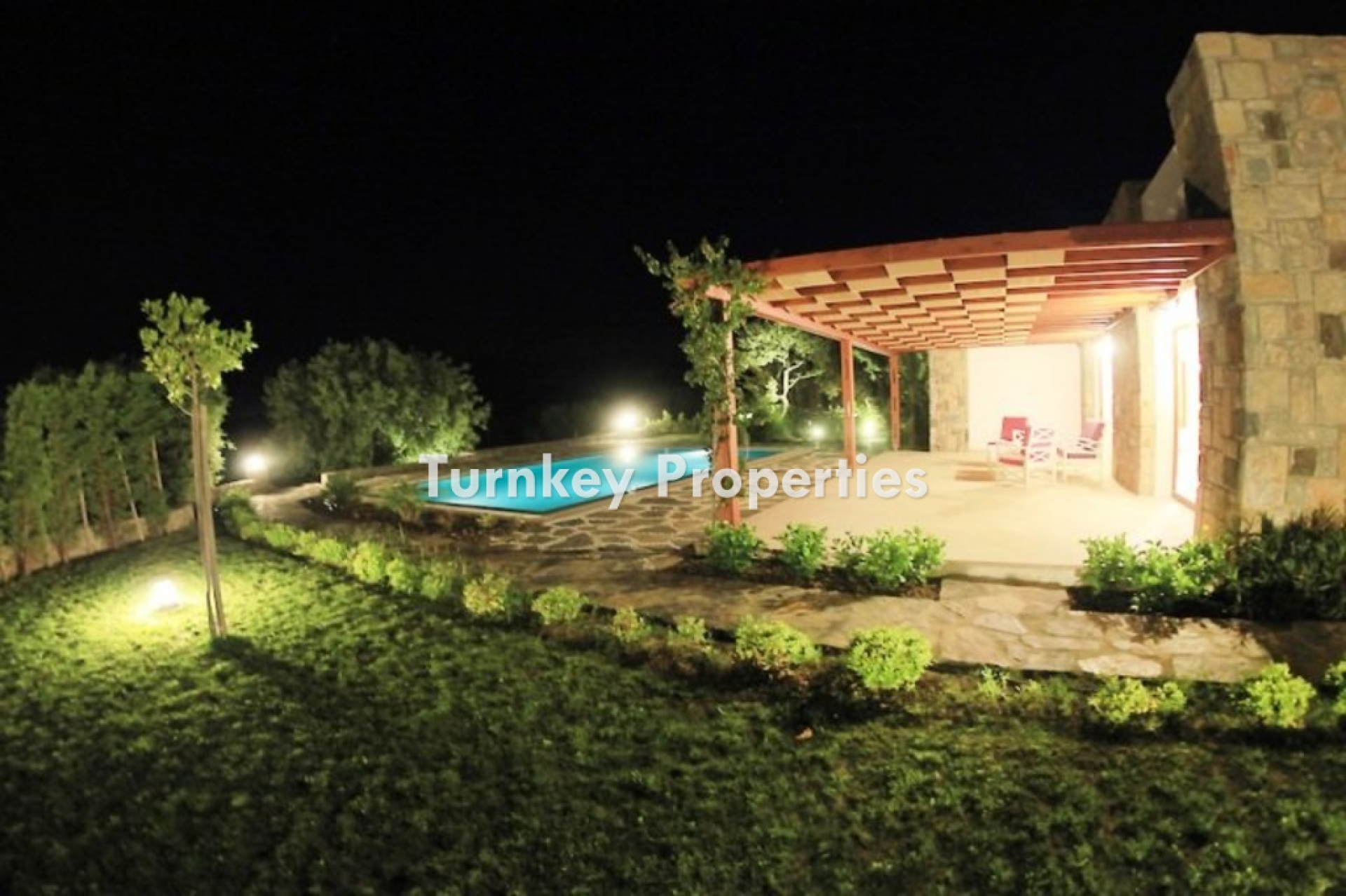 Gümüşlük Satılık Müstakil Tek Katlı Özel Havuzlu Bahçeli Villa