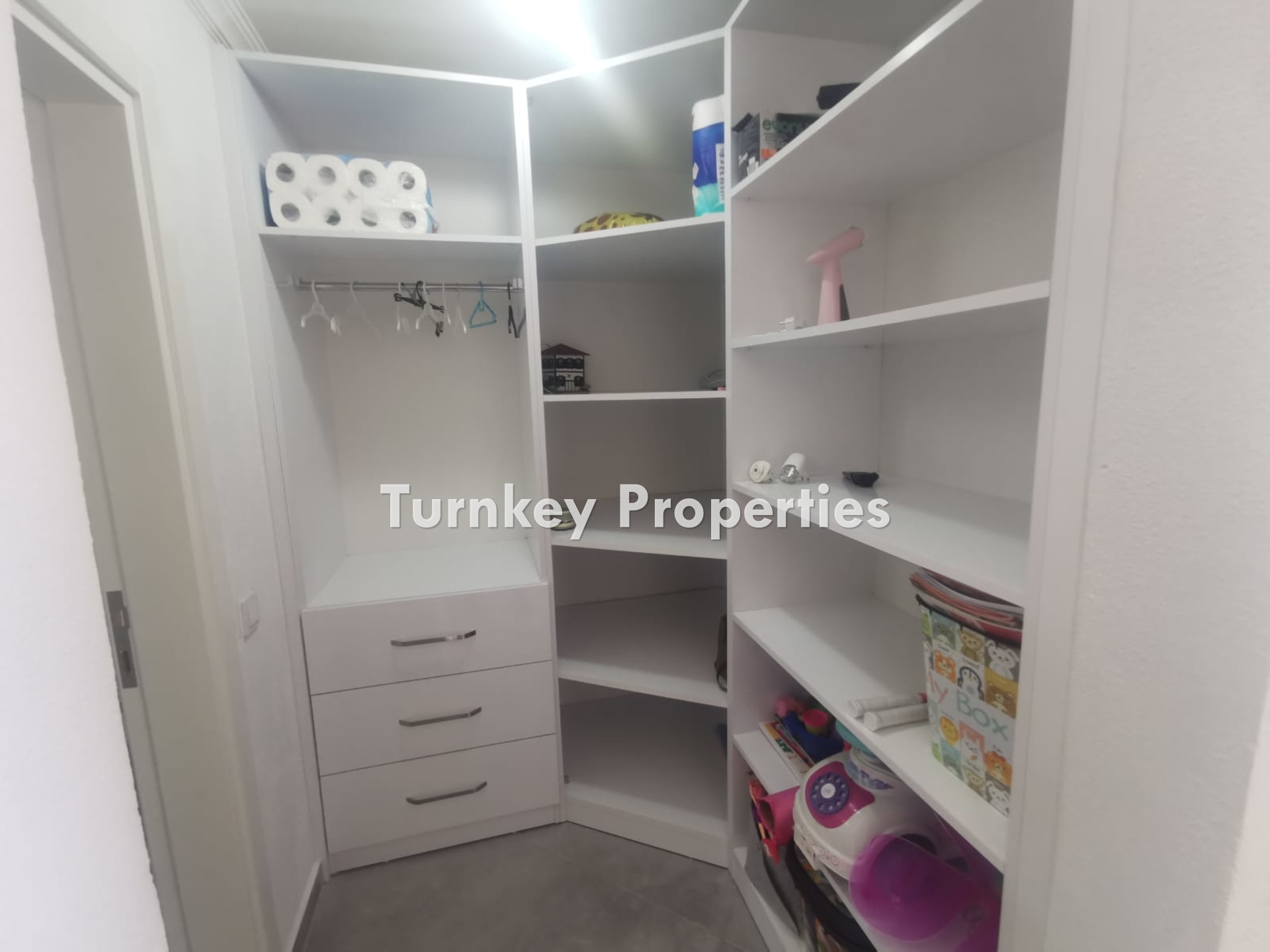 Güvercinlik'te Özel Plajlı, Sosyal Tesisli, Deniz Manzaralı Satılık 3+1 Villa