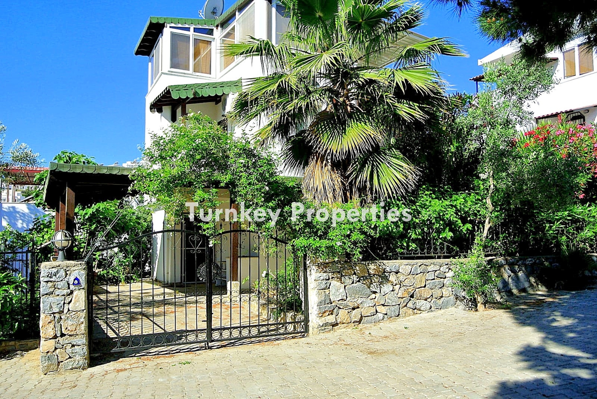 Boğaziçi'nde Satılık 3+1, Geniş Bahçeli Müstakil Villa 