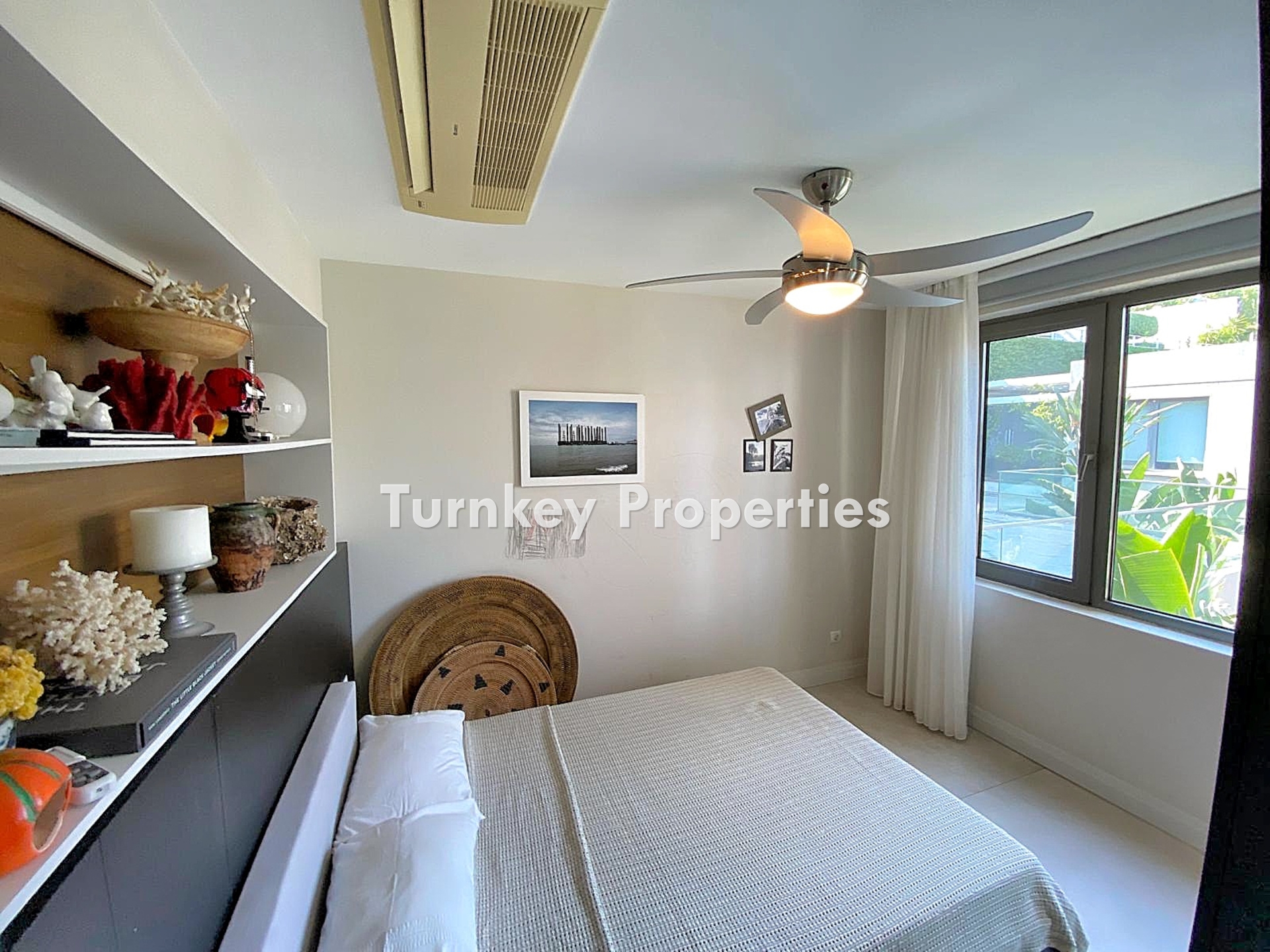 Gündoğan'da Satılık Denize Sıfır Ultra-Lüks, Full Eşyalı 5+1 Daire