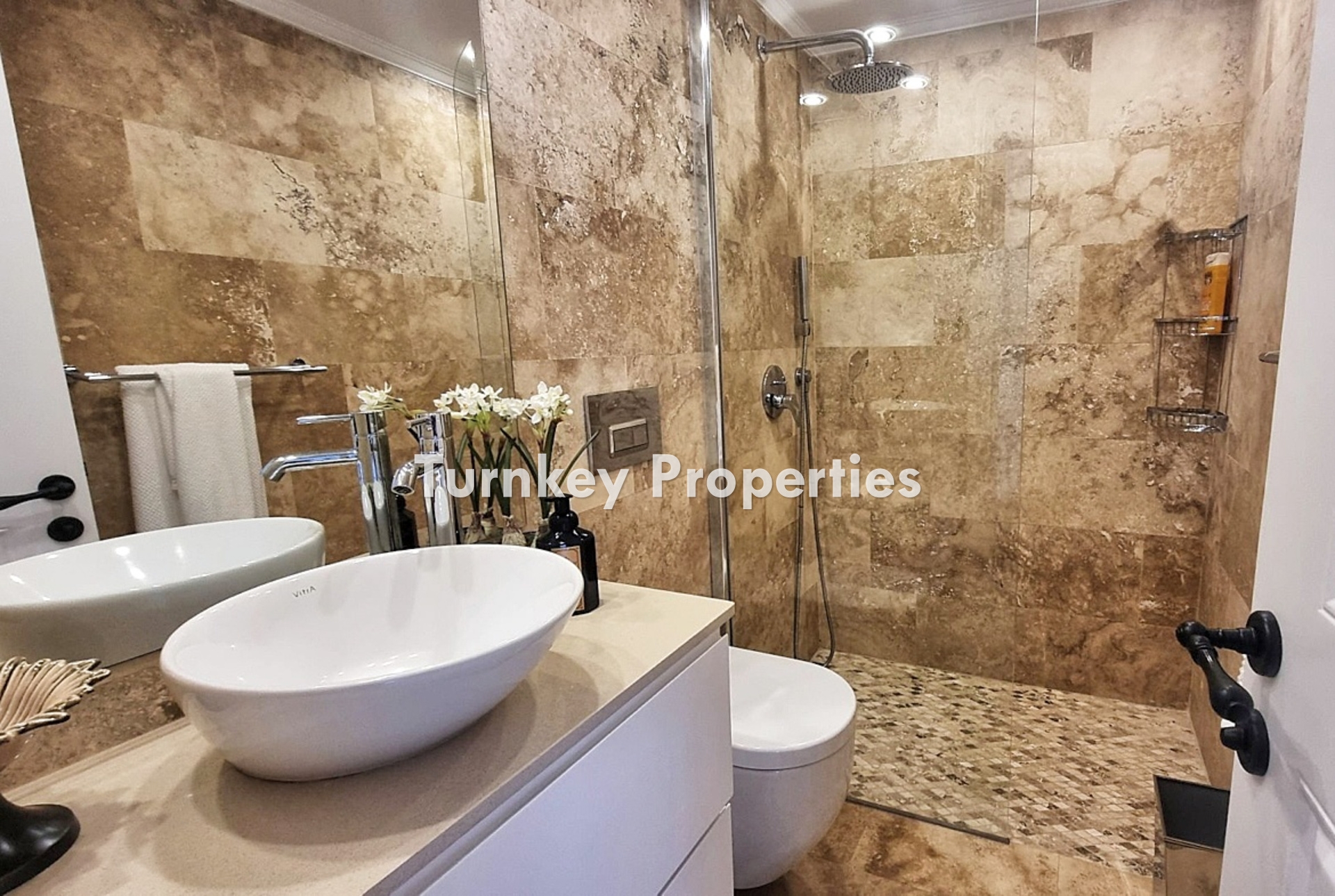 Yalıkavak'ta Satılık Lüks Villa, Eşsiz Şıklık ve Panoramik Körfez Manzarası