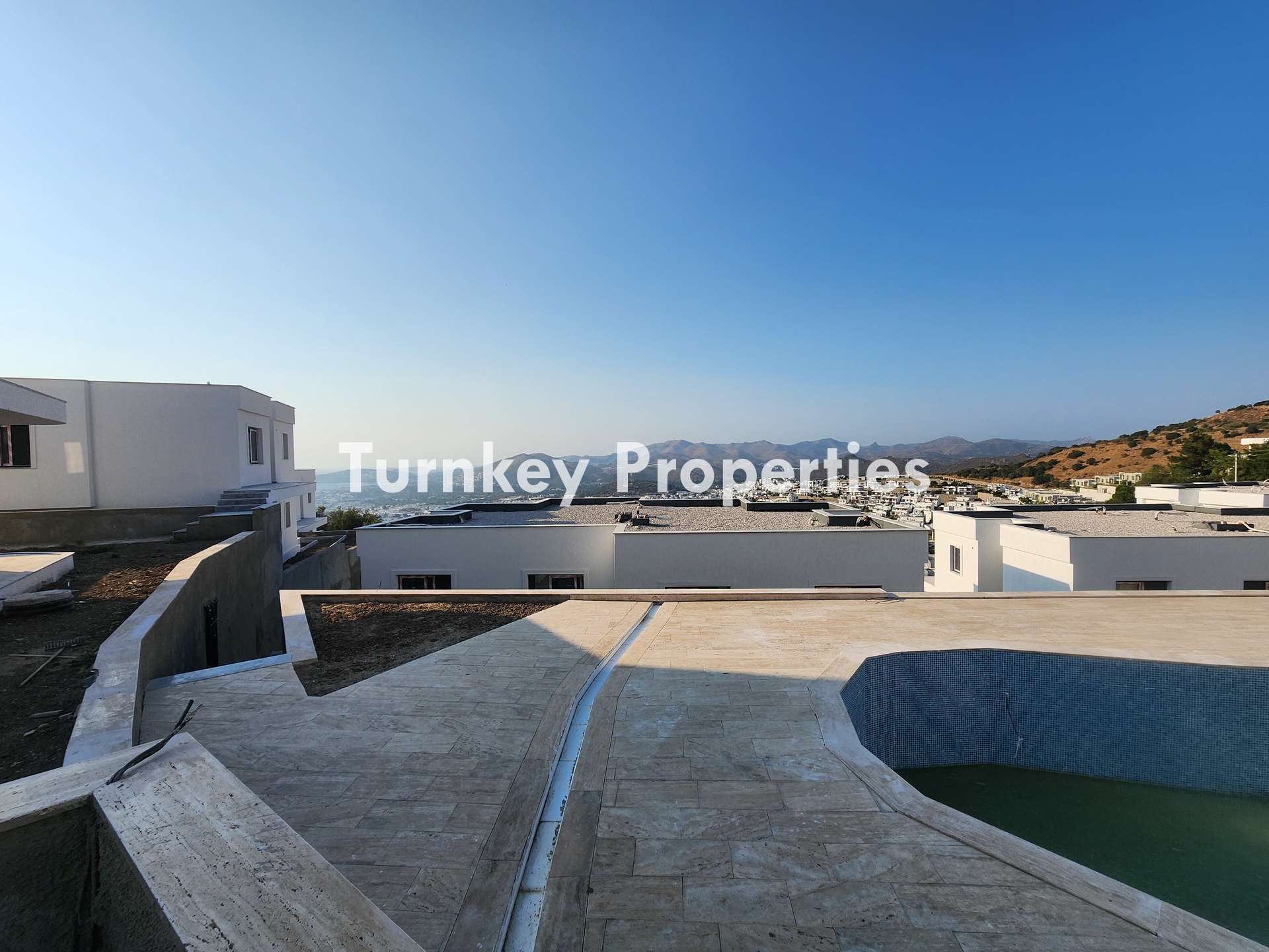 Turgutreis Karabağ Satılık Daire | Bahçe Katı, Vadi ve Kısmi Deniz Manzaralı