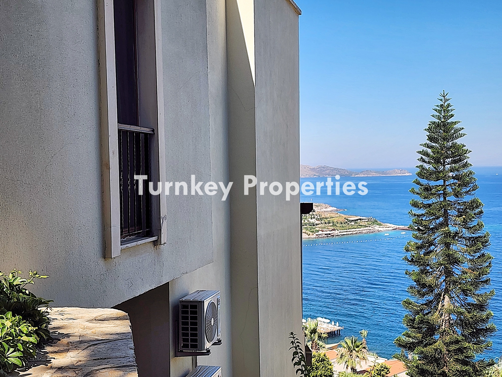 Bodrum Denize Sıfır Satılık Yazlık | Özel İskelesi, Denize Sıfır Plaj Alanı, Restoranı ve Sosyal İmkanlarıyla Eksiksiz bir Yaşam