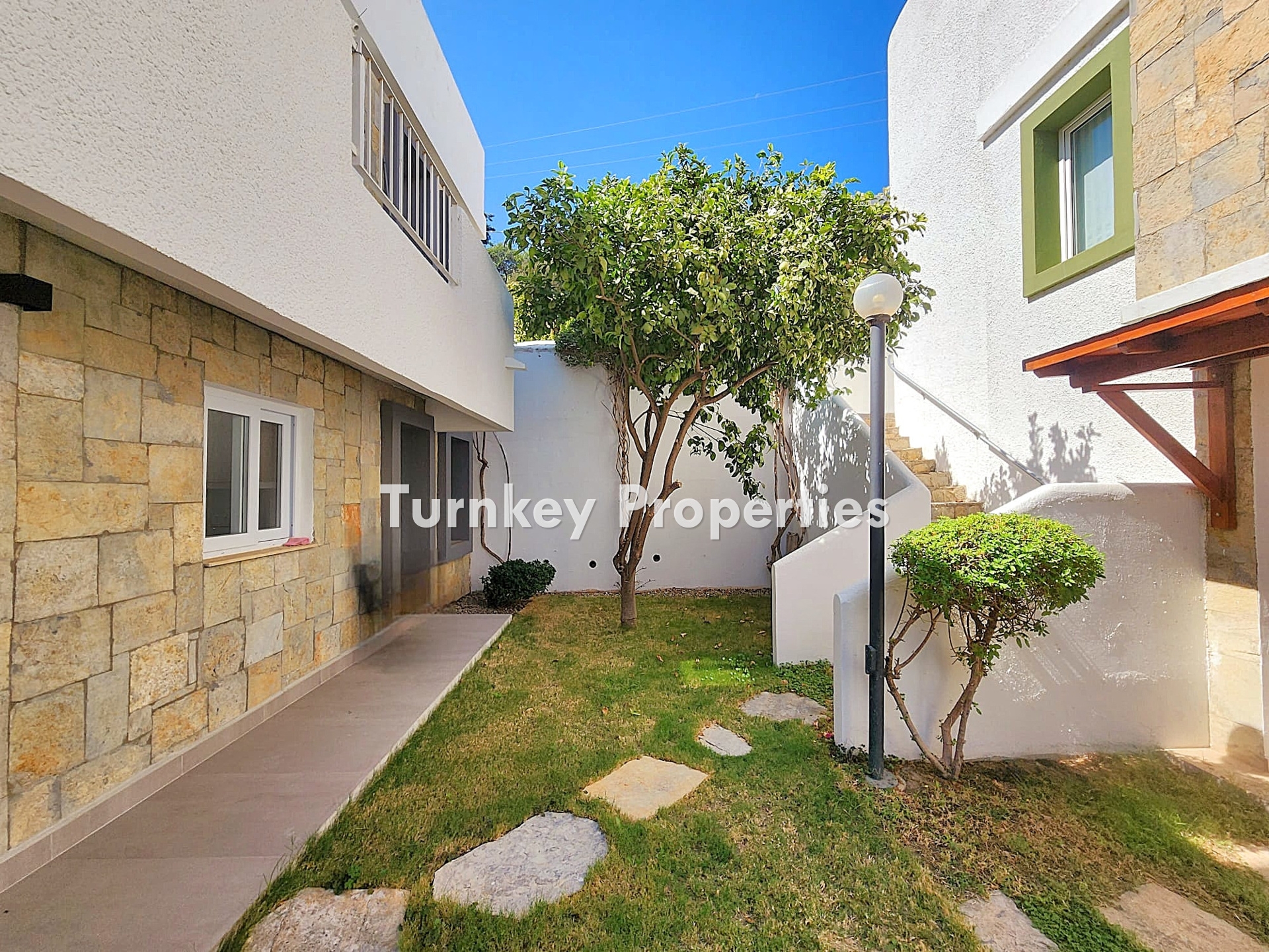 Gündoğan Küçükbük'te Deniz Manzaralı, Bahçeli Satılık Villa