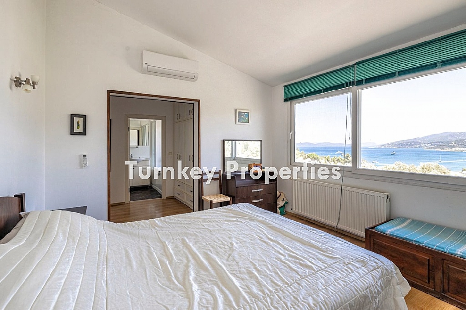 Torba Satılık Villa Deniz Manzaralı Özel Havuzlu Geniş Bahçeli Ev