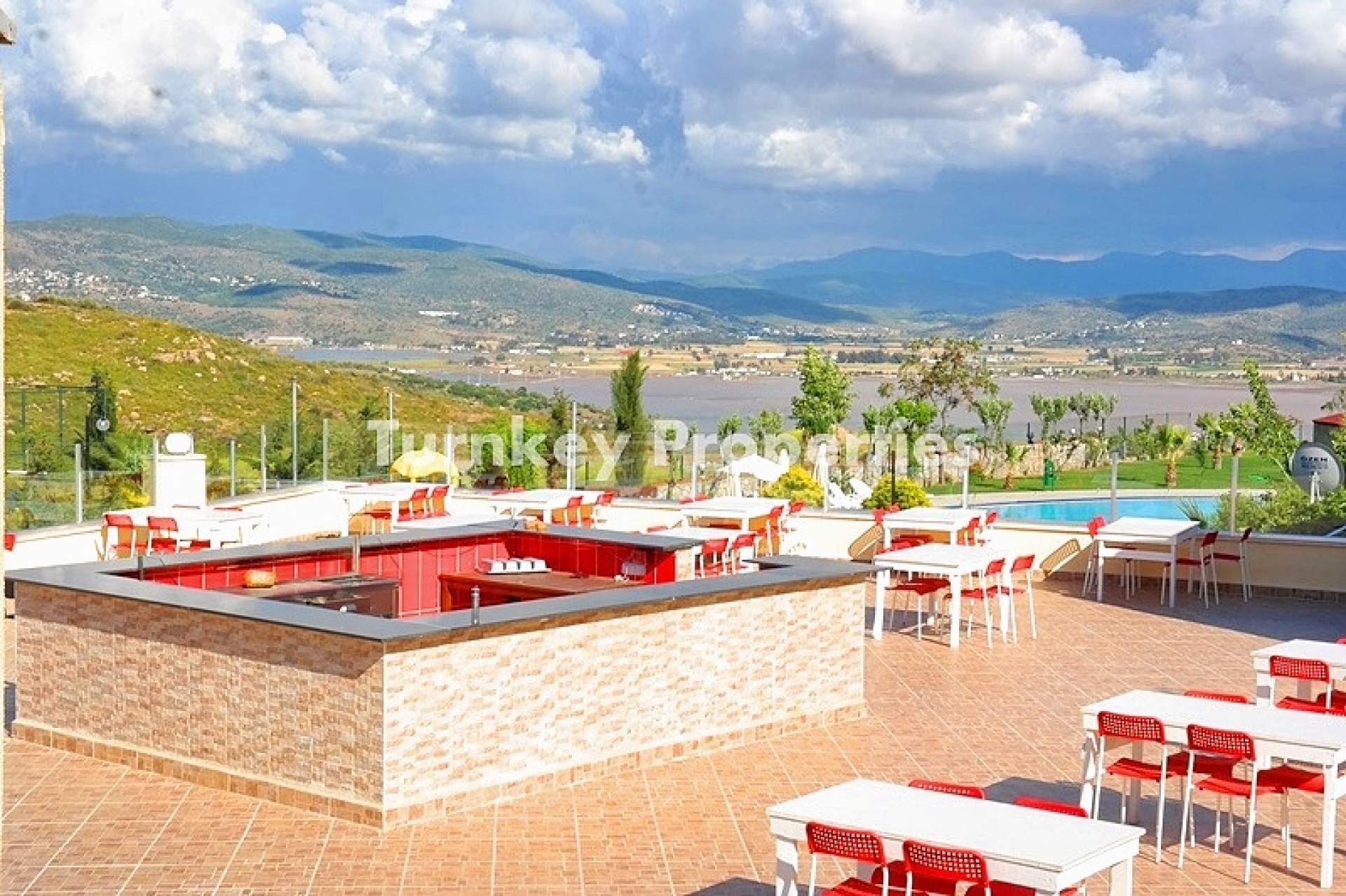 Güvercinlik'te Satılık Bahçe Katı Daire – Denize Yakın, Özel Bahçeli, Havuzlu ve 7/24 Güvenlikli Site İçerisinde 