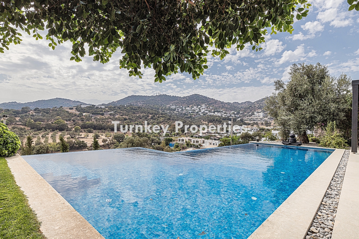 Dibeklihan Satılık Villa Tek Katlı Özel Bahçeli Infinity Havuzlu