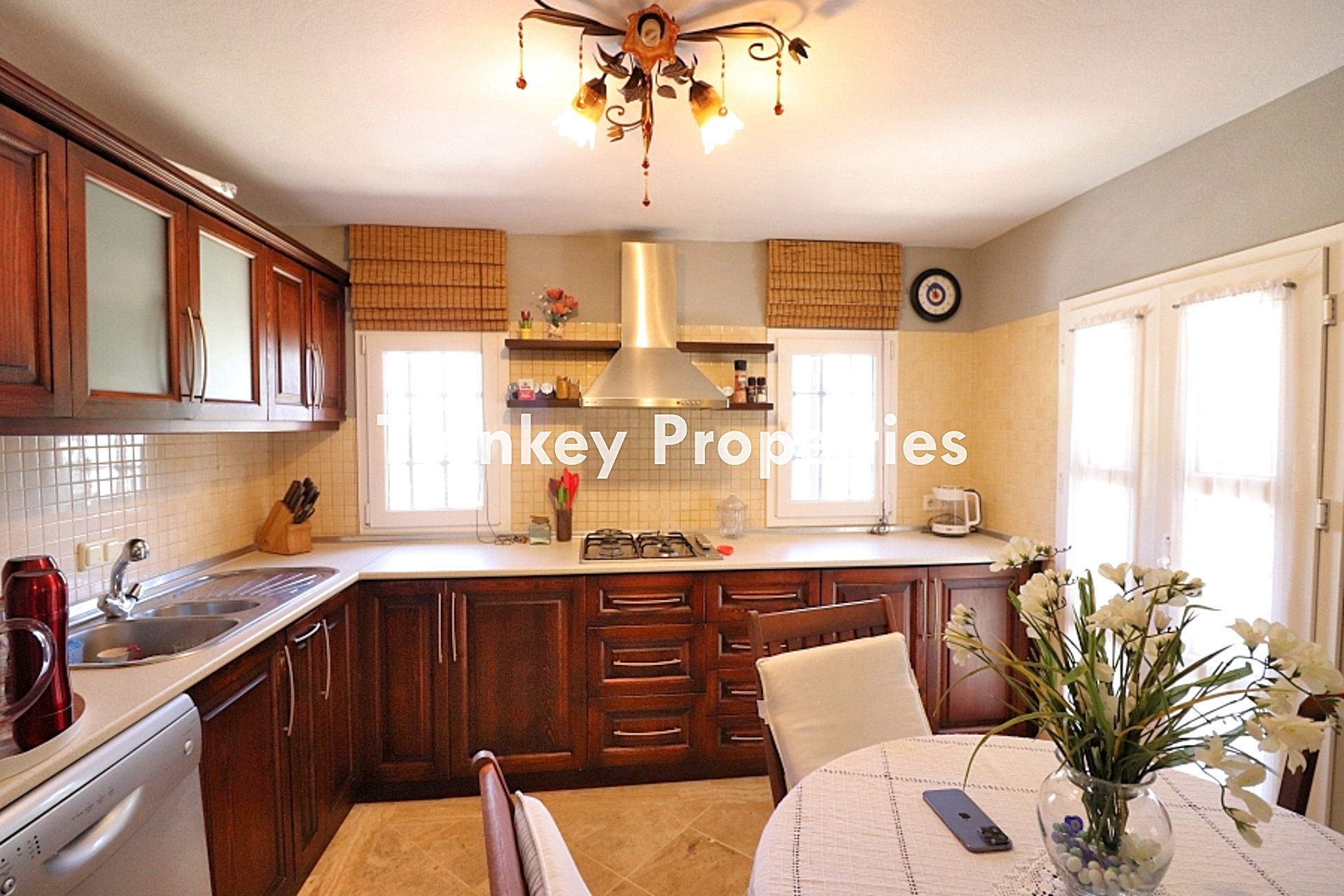 Torba Satılık Müstakil Ev Sahile Yakın Bahçeli Deniz Manzaralı