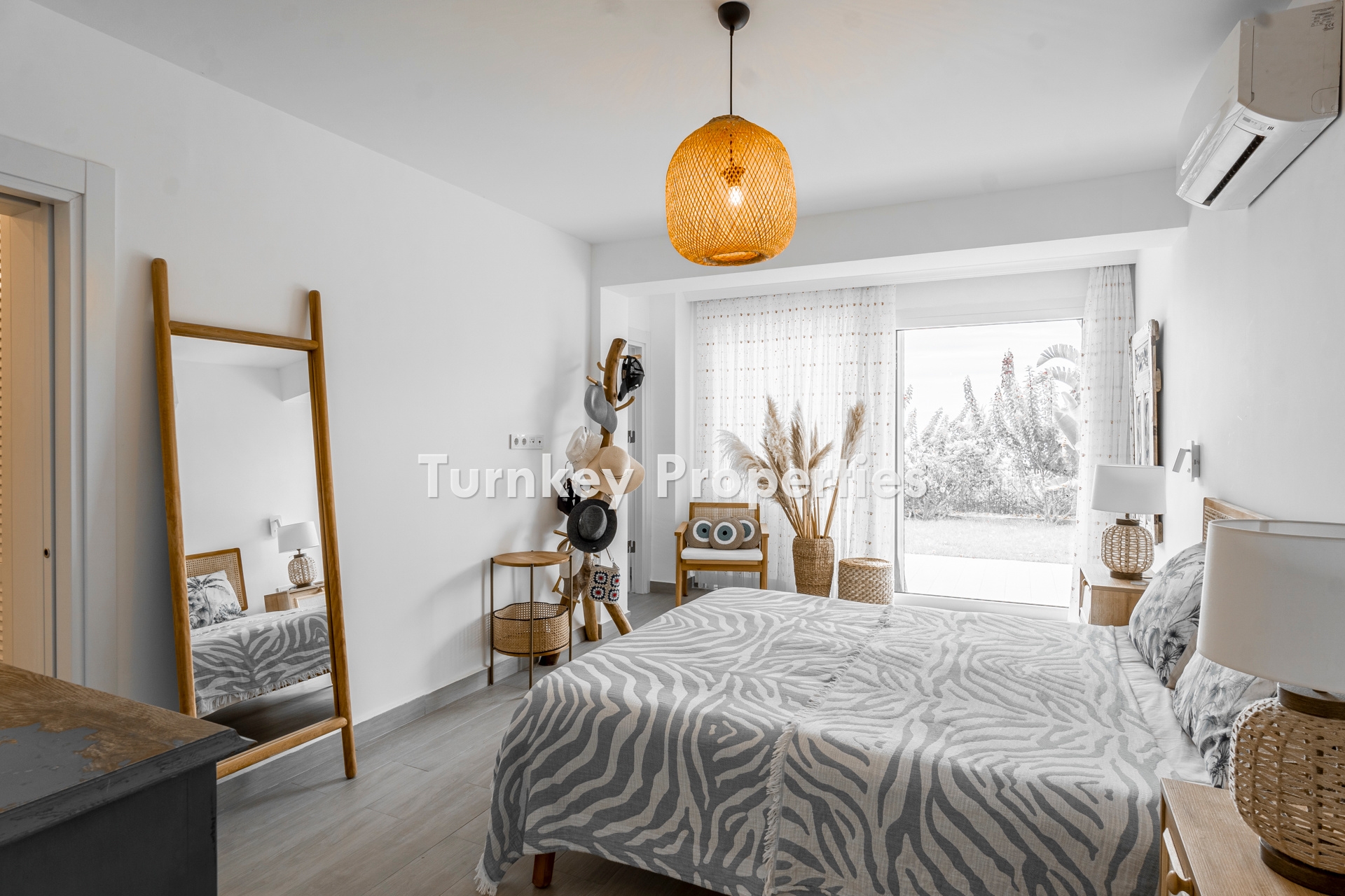 Türkbükü Hebil Koyu’nda Eşsiz Manzaralı, Denize Sıfır Satılık 4+1 Daire