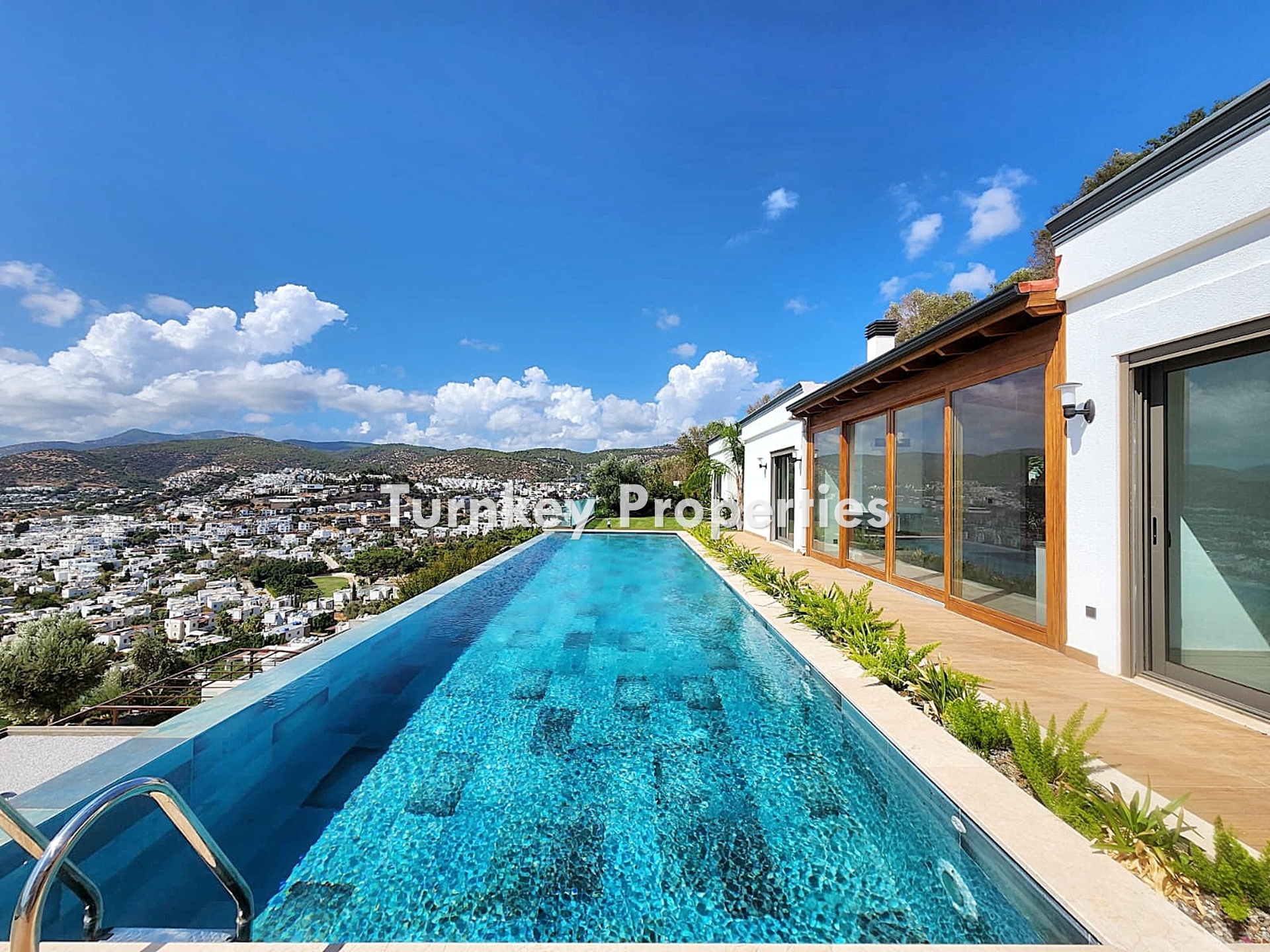 Bodrum Merkez'de Satılık 6+2 Malikane, Deniz ve Kale Manzaralı