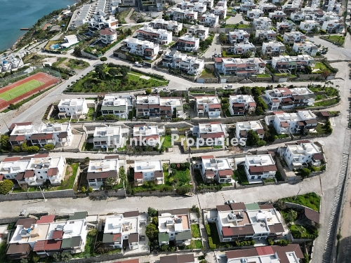 Güvercinlik'te Özel Plajlı, Sosyal Tesisli, Deniz Manzaralı Satılık 3+1 Villa