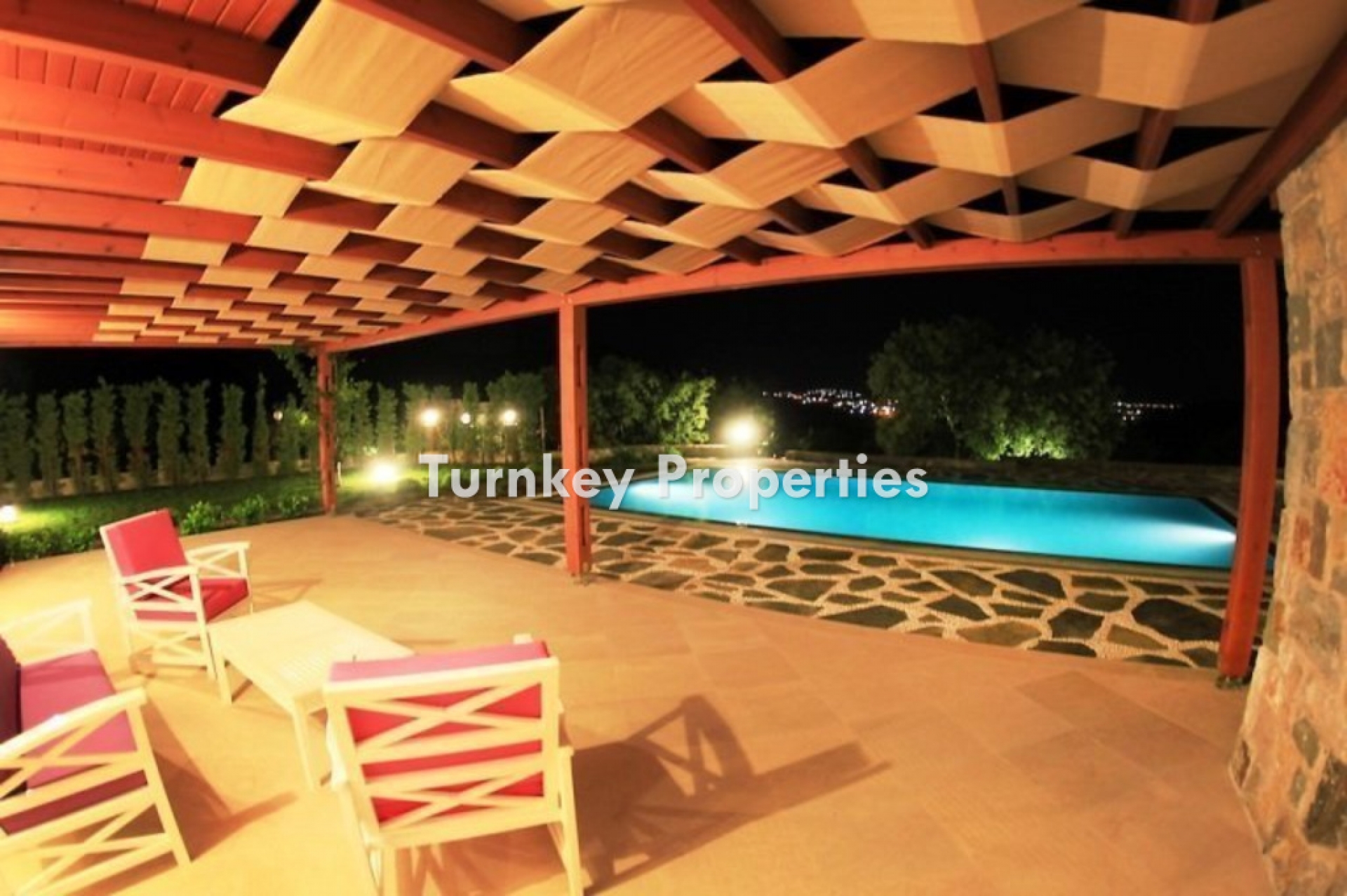 Gümüşlük Satılık Müstakil Tek Katlı Özel Havuzlu Bahçeli Villa