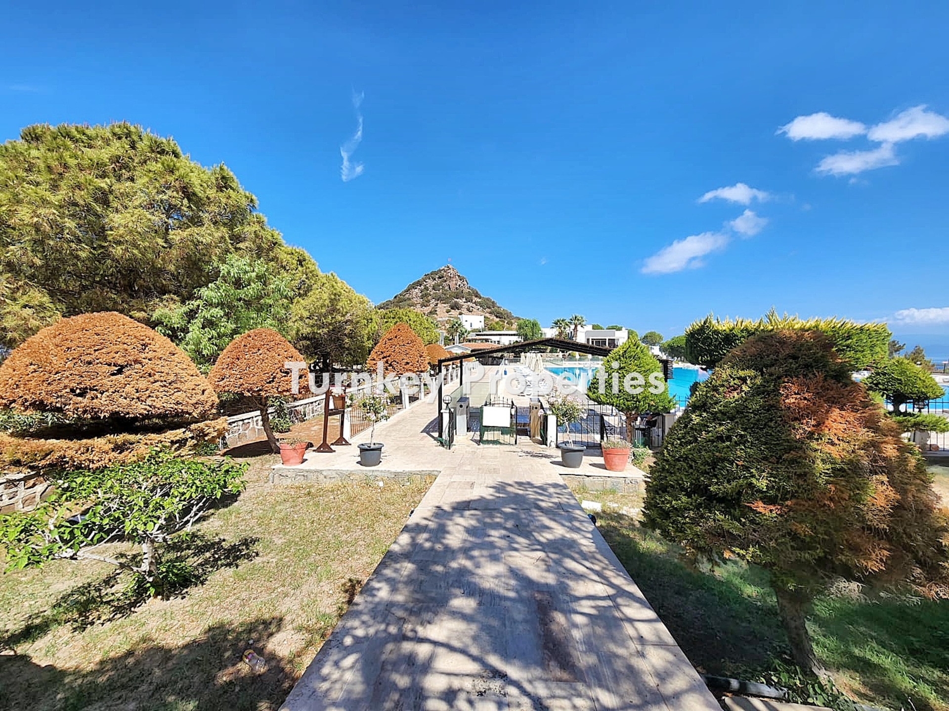 Bodrum, Gündoğan Satılık Villa | Bahçeli ve Deniz Manzaralı