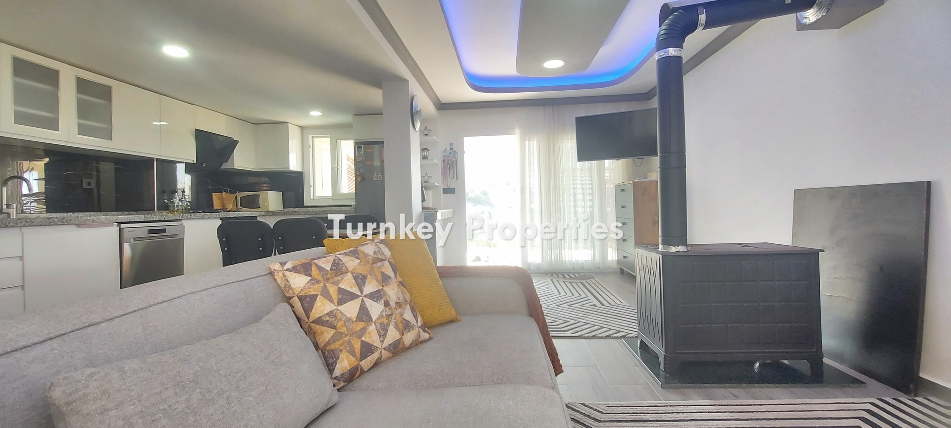 Milas, Boğaziçi’nde Denize Sıfır Site Deniz Manzaralı Satılık Villa