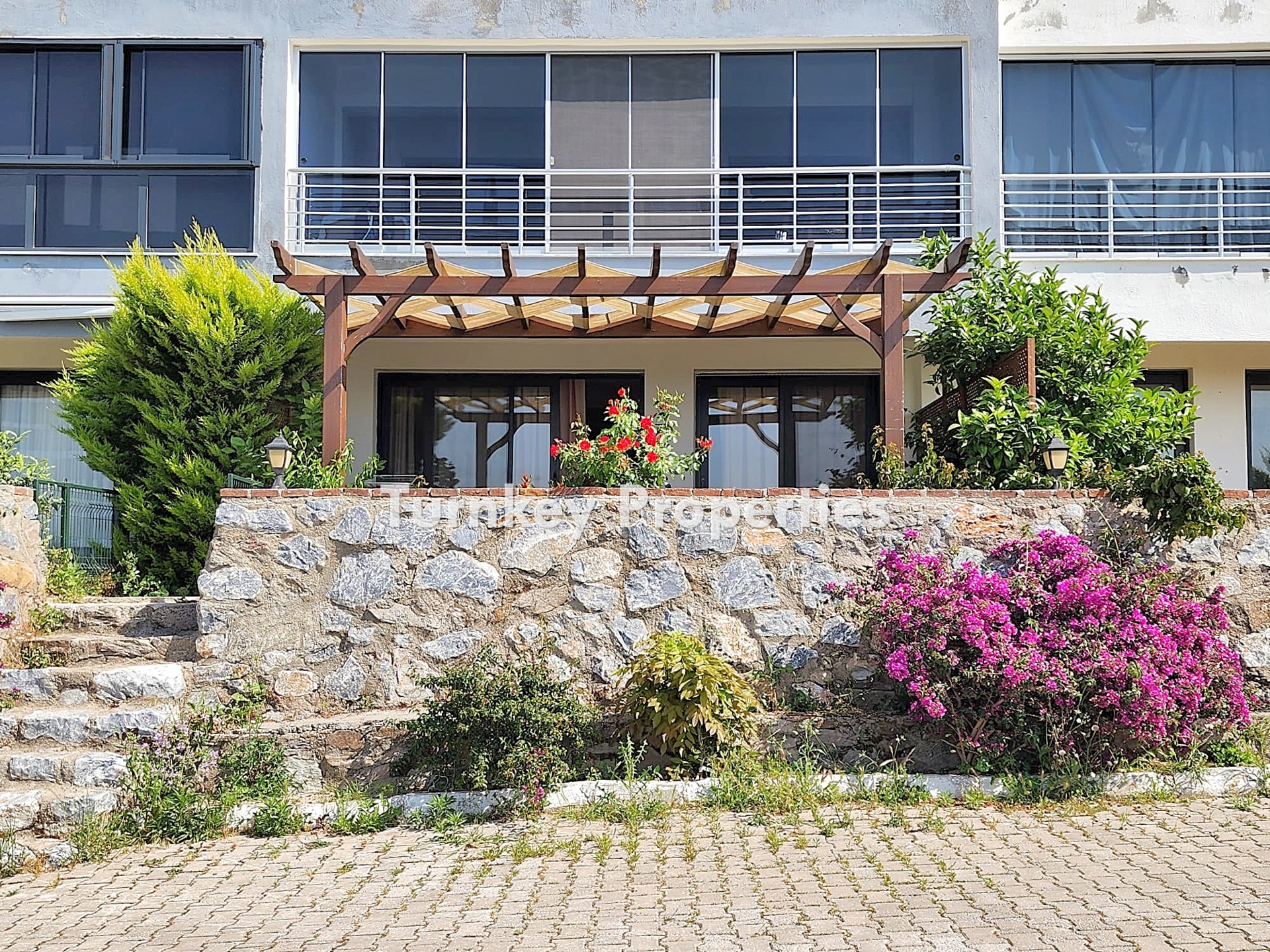 Dörttepe Satılık Daire Göl Manzaralı Bahçe Katı Site İçinde