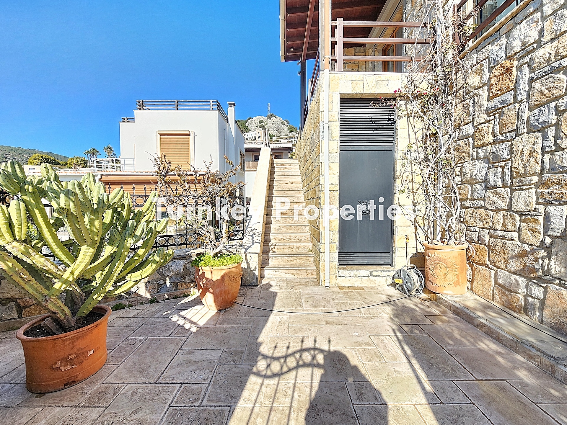 Bodrum Merkez Satılık Ev Deniz Manzaralı Bahçeli Özel Konumda Ev