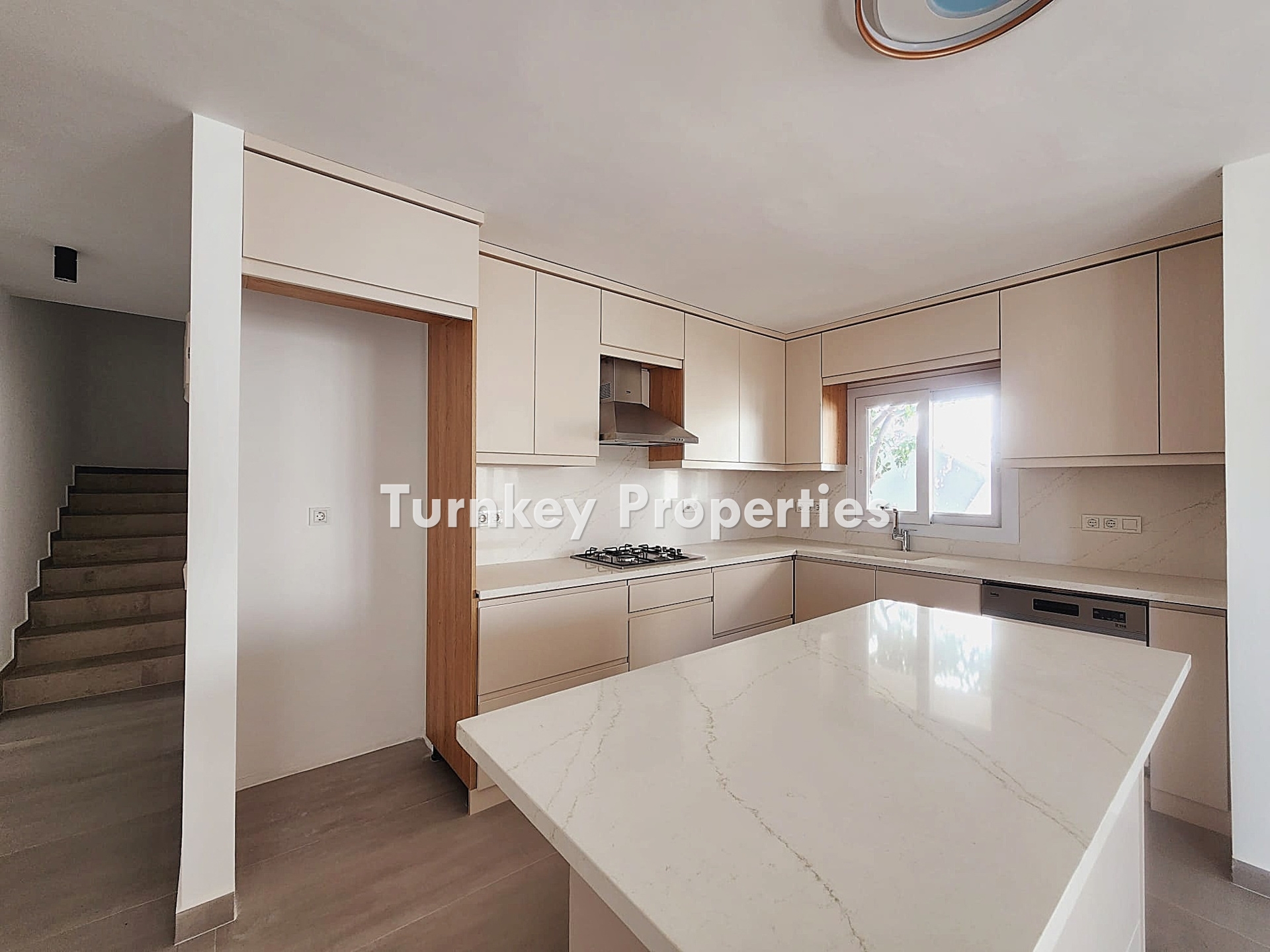 Gündoğan Küçükbük'te Deniz Manzaralı, Bahçeli Satılık Villa