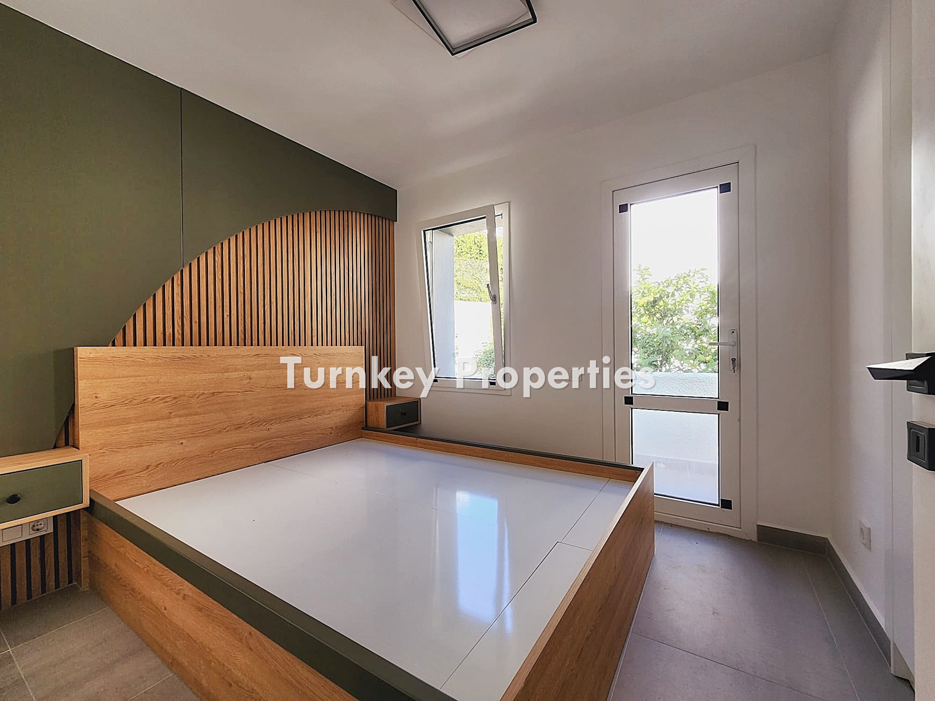 Gündoğan Küçükbük'te Deniz Manzaralı, Bahçeli Satılık Villa