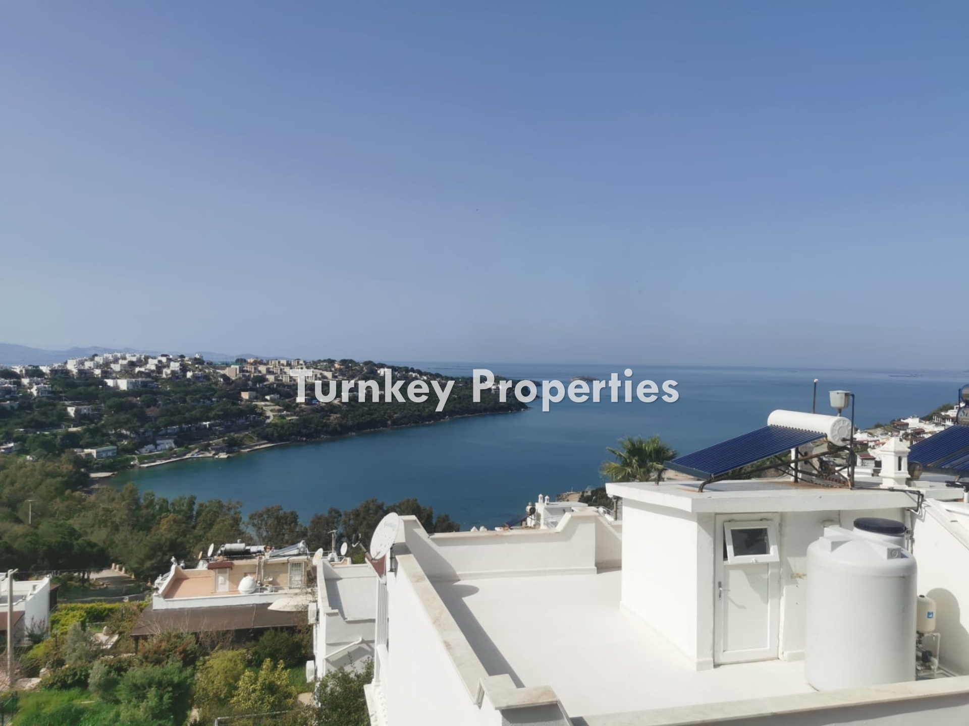 Güvercinlik'te Özel Plajlı, Sosyal Tesisli, Deniz Manzaralı Satılık 3+1 Villa