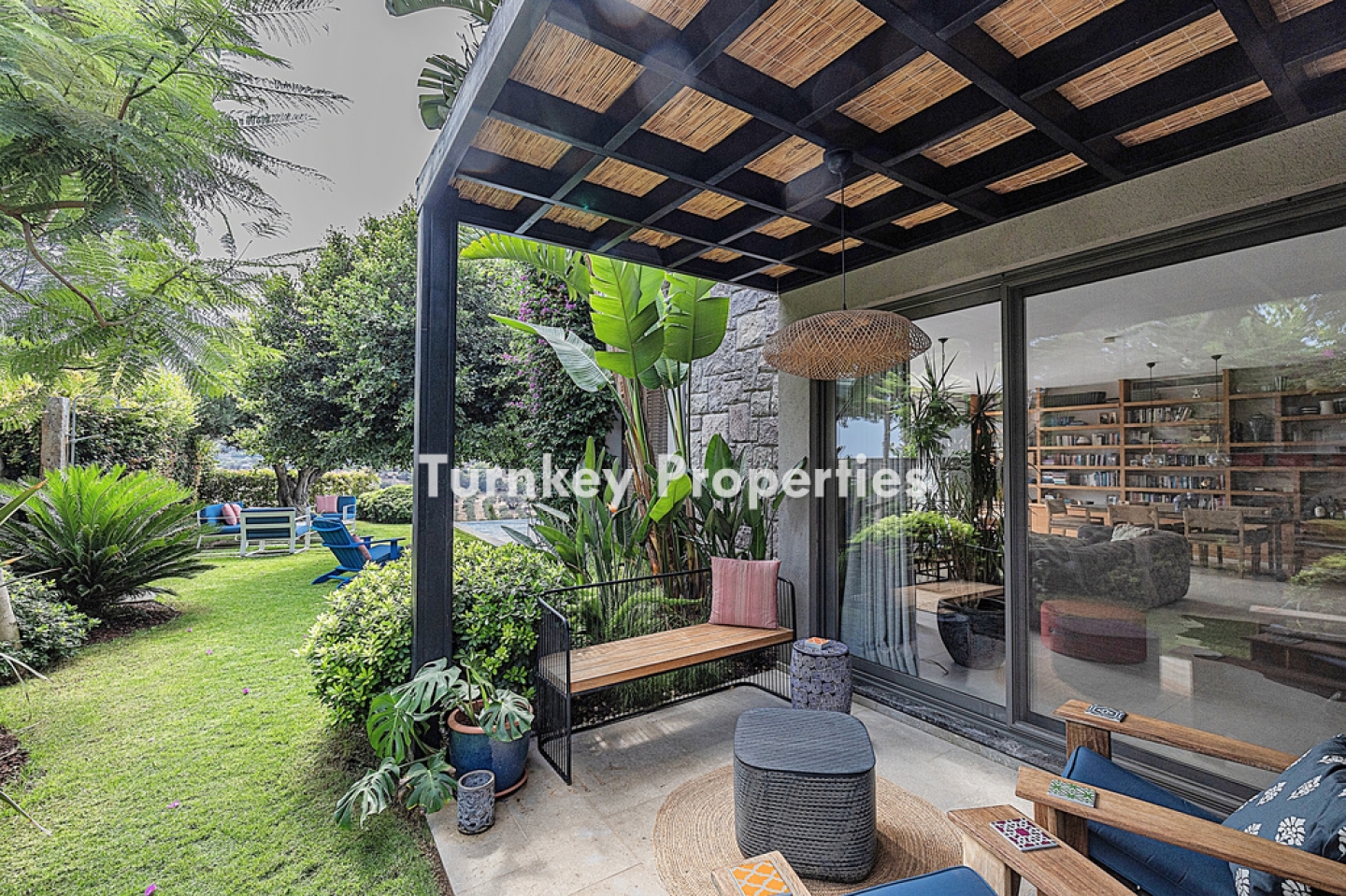 Dibeklihan Satılık Villa Tek Katlı Özel Bahçeli Infinity Havuzlu