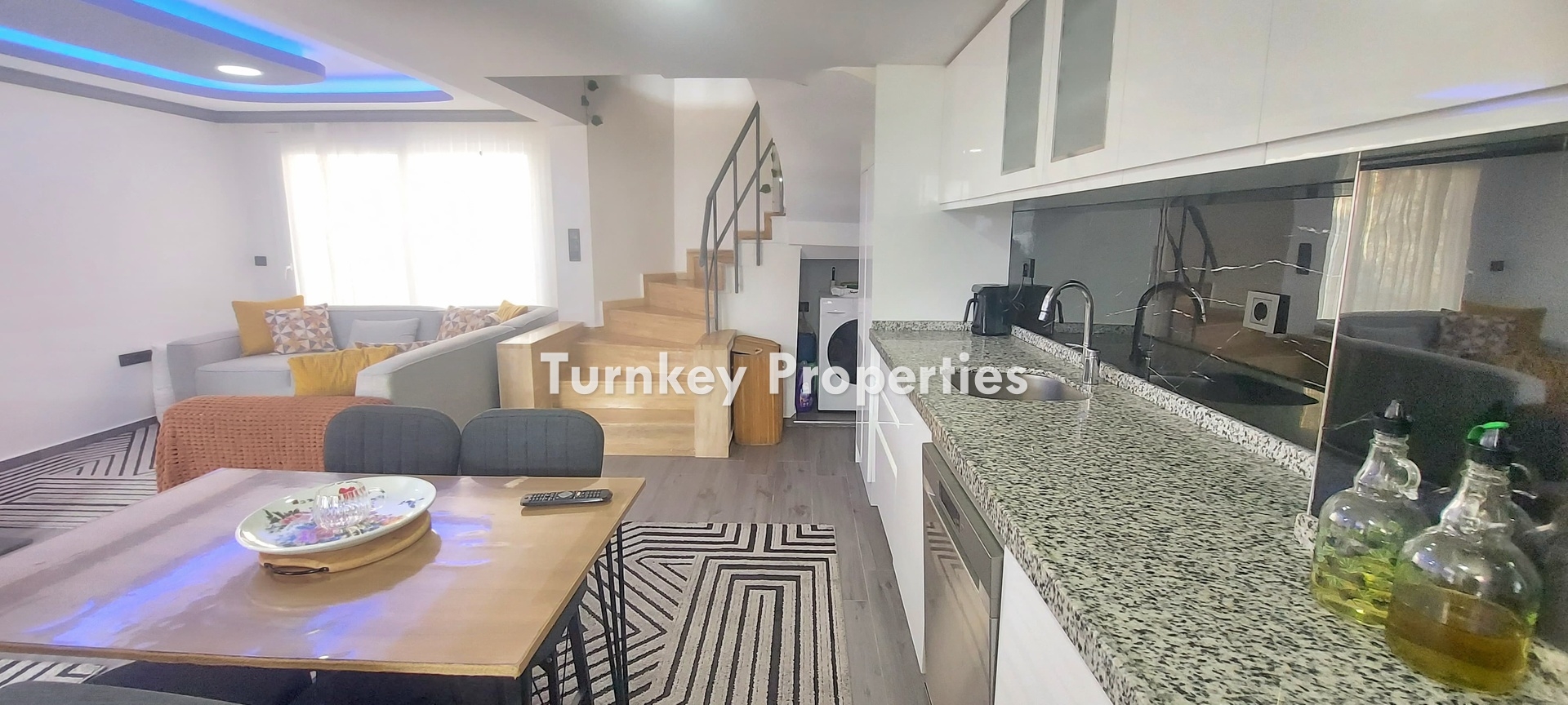 Milas, Boğaziçi’nde Denize Sıfır Site Deniz Manzaralı Satılık Villa