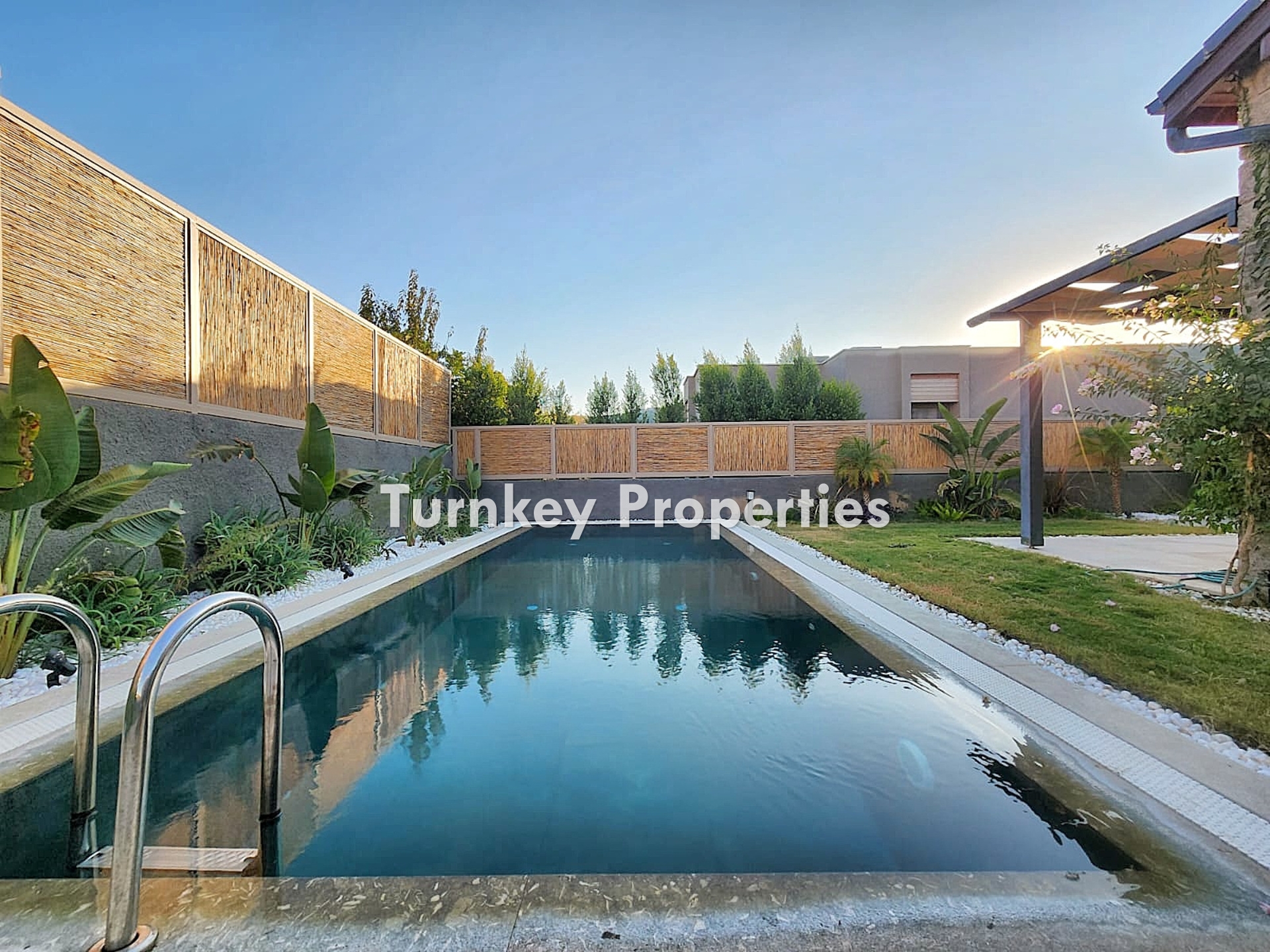 Bodrum, Yalı'da Hobi Bahçeli, Özel Havuzlu, Yerden Isıtmalı ve Şömineli, Geleneksel Taş İşçiliği ile Modern Dokunuşları Buluşturan Satılık Lüks Villa