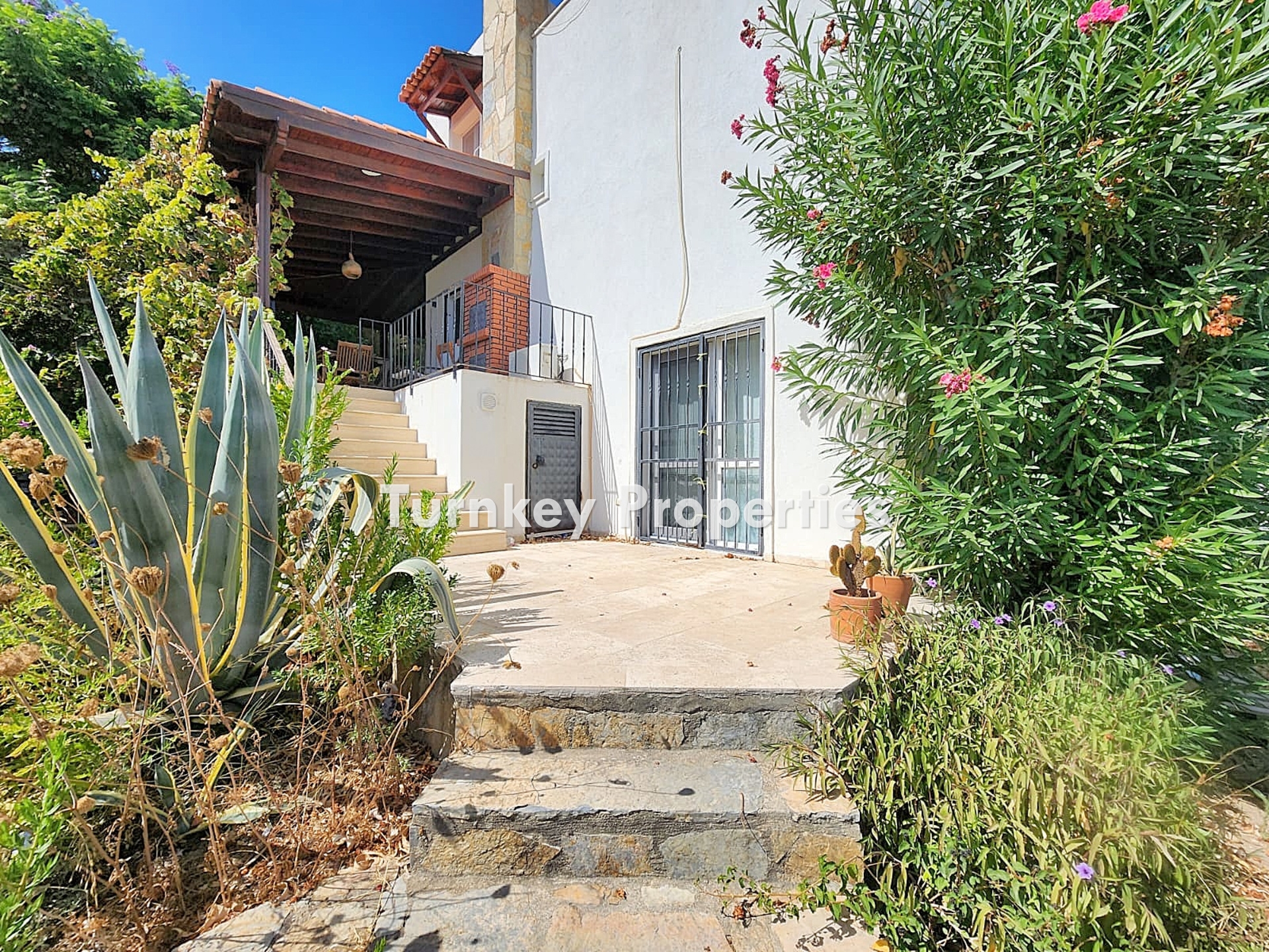 Bodrum, Gündoğan Satılık Villa | Bahçeli ve Deniz Manzaralı